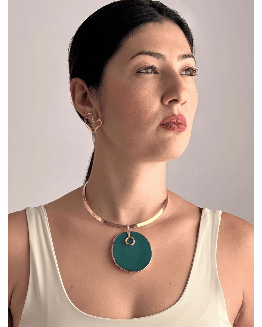Colar Choker Aro Liso com Ágata Verde Detalhe Dourado Semijoia
