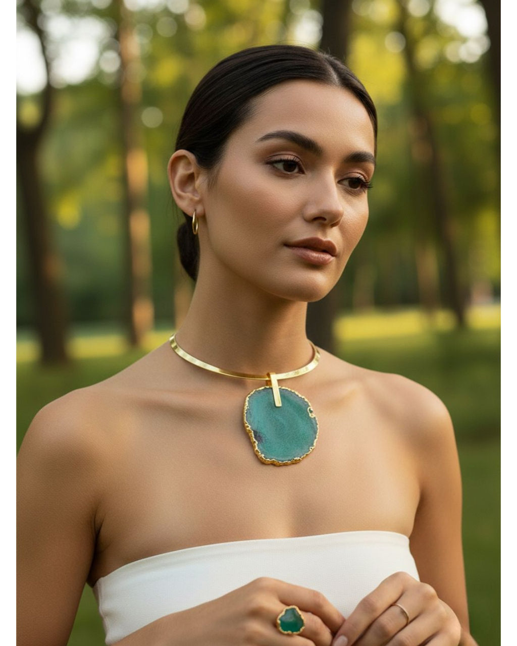 Colar Choker Aro Liso com Ágata Verde Detalhe Dourado Semijoia