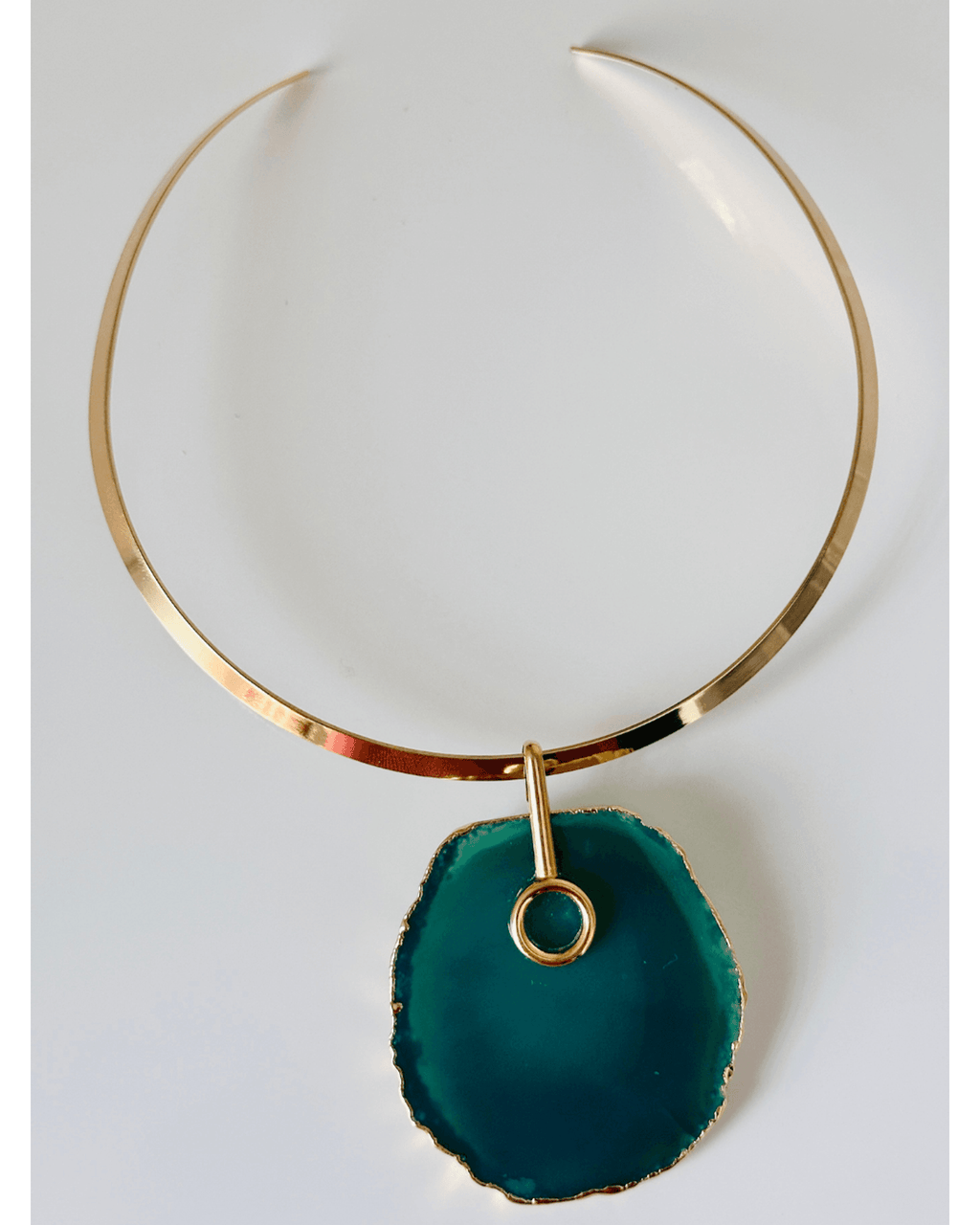Colar Choker Aro Liso com Ágata Verde Detalhe Dourado Semijoia
