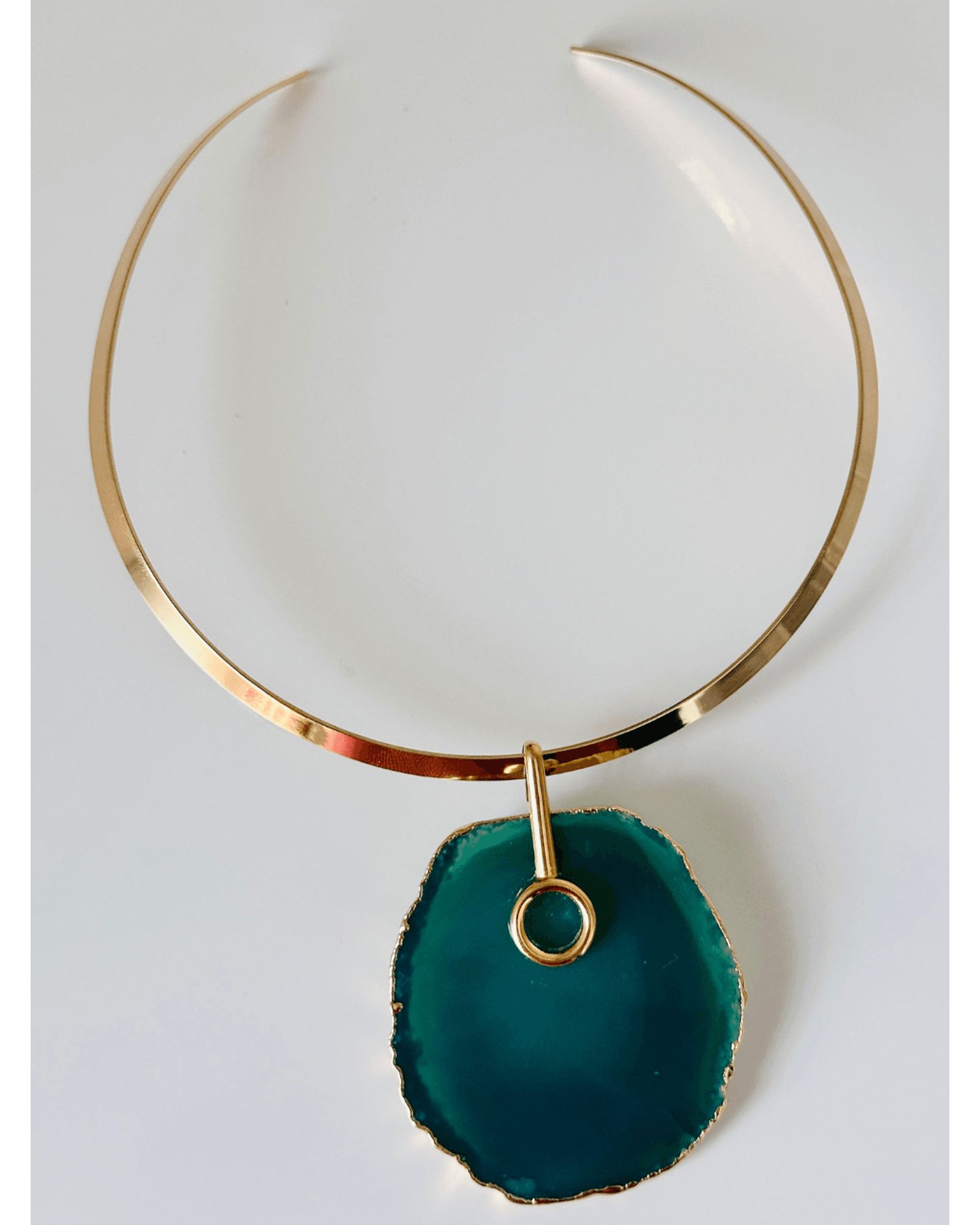 Colar Choker Aro Liso com Ágata Verde Detalhe Dourado Semijoia