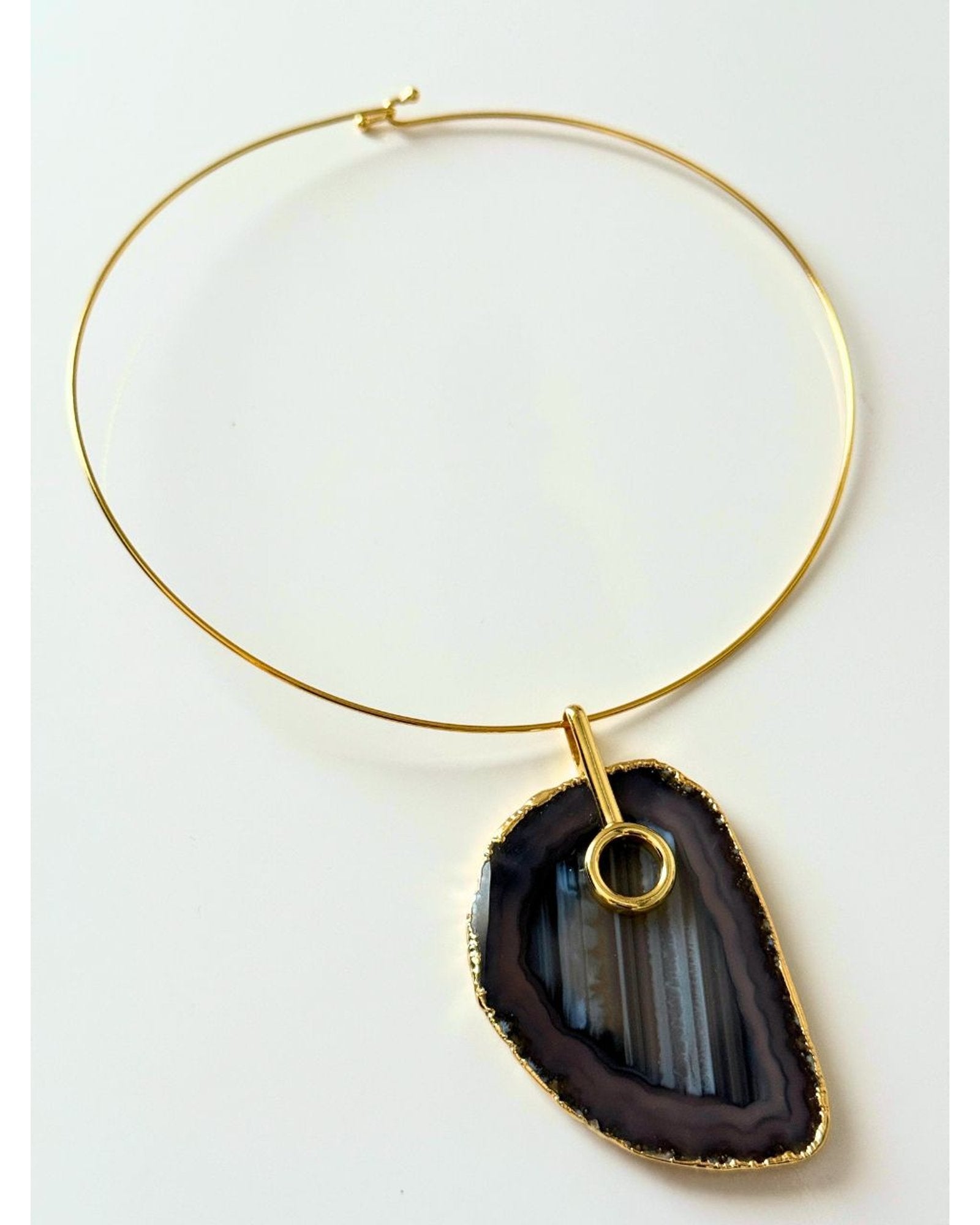 Colar Choker Aro fechado Ágata Negra Detalhe Dourado Semijoia