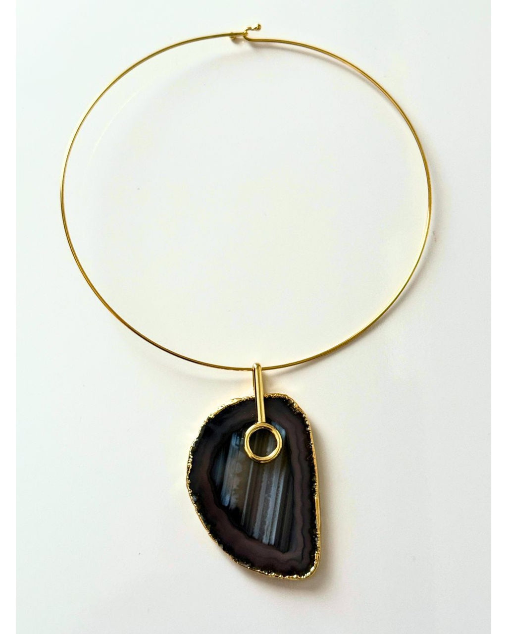 Colar Choker Aro fechado Ágata Negra Detalhe Dourado Semijoia