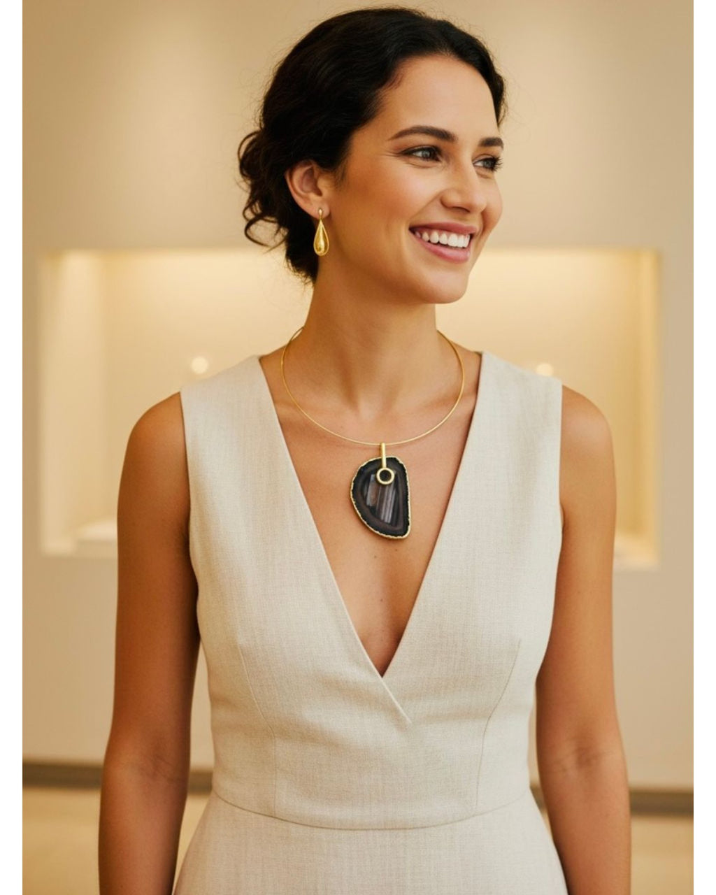Colar Choker Aro fechado Ágata Negra Detalhe Dourado Semijoia