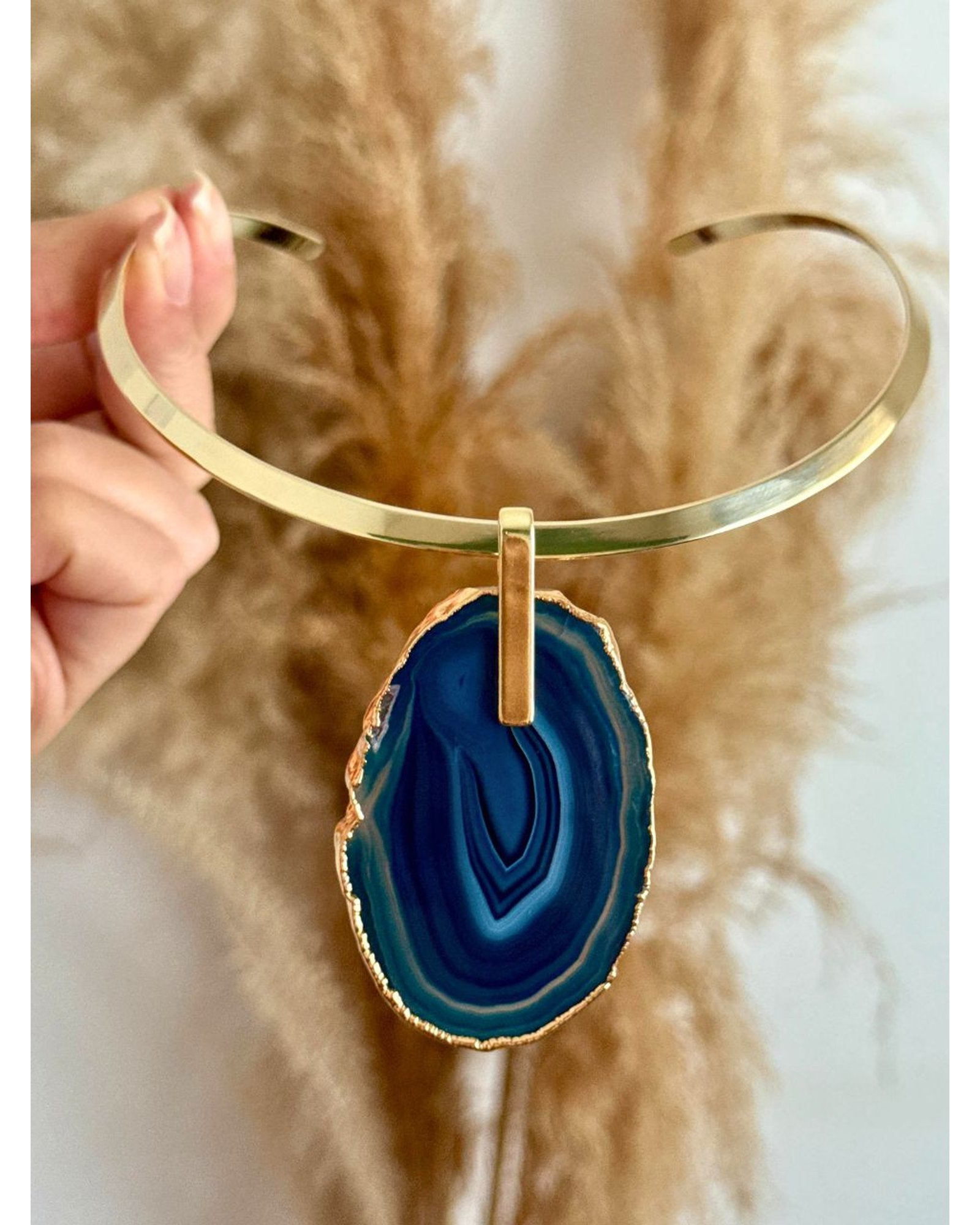 Colar Choker Aro Liso com Ágata Azul Detalhe Dourado Semijoia