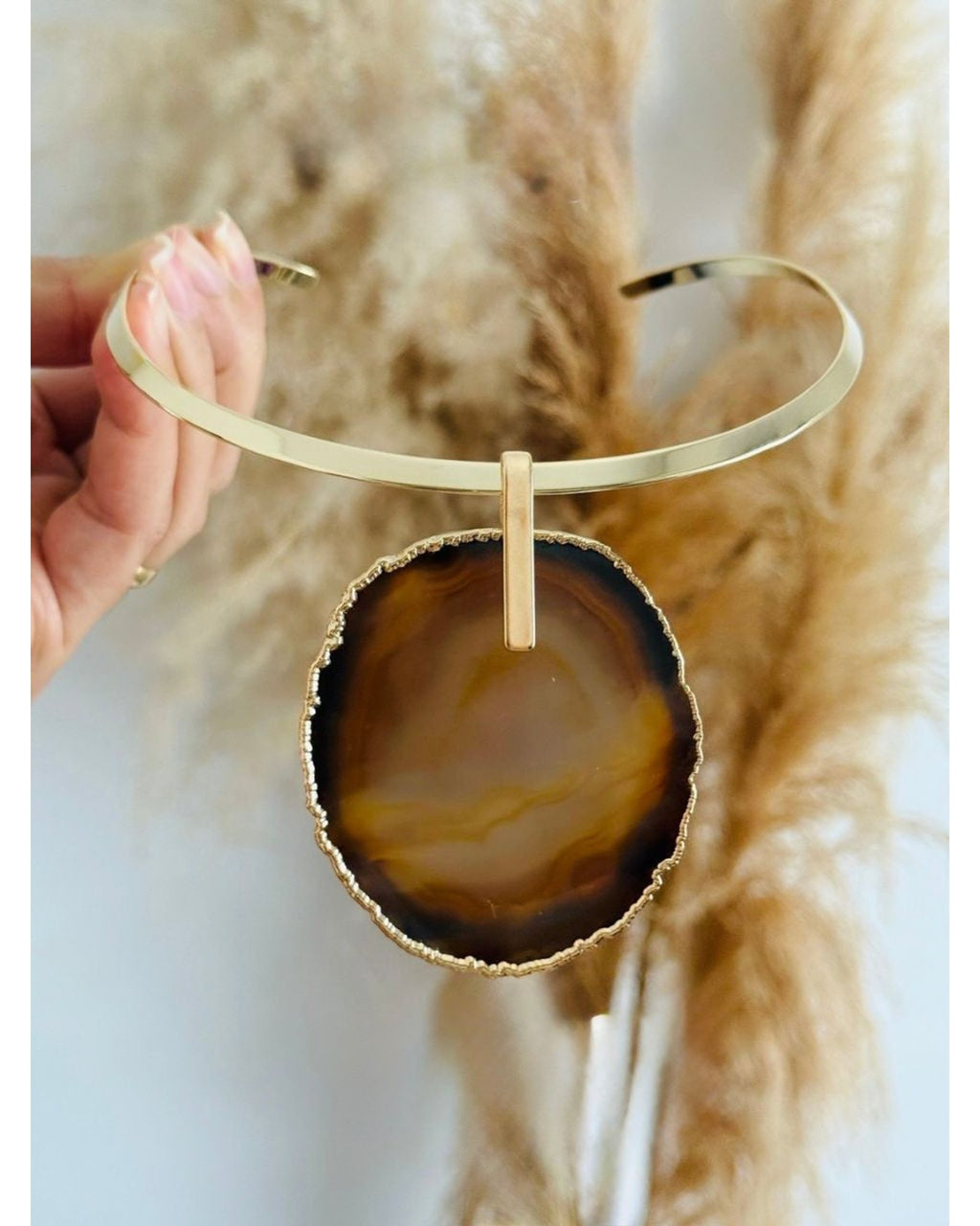 Colar Choker Aro Liso com Ágata Marrom Detalhe Dourado Semijoia