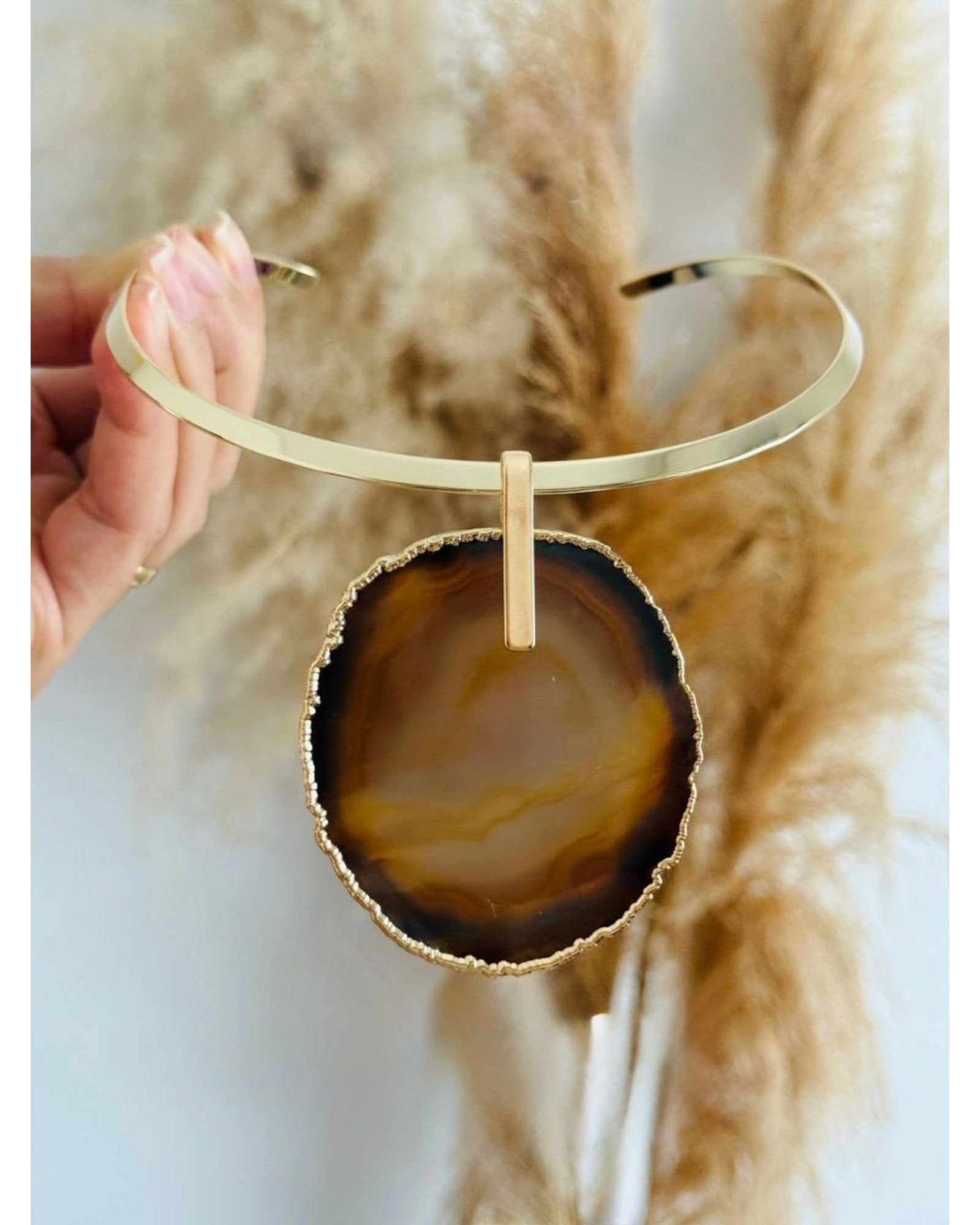 Colar Choker Aro Liso com Ágata Marrom Detalhe Dourado Semijoia