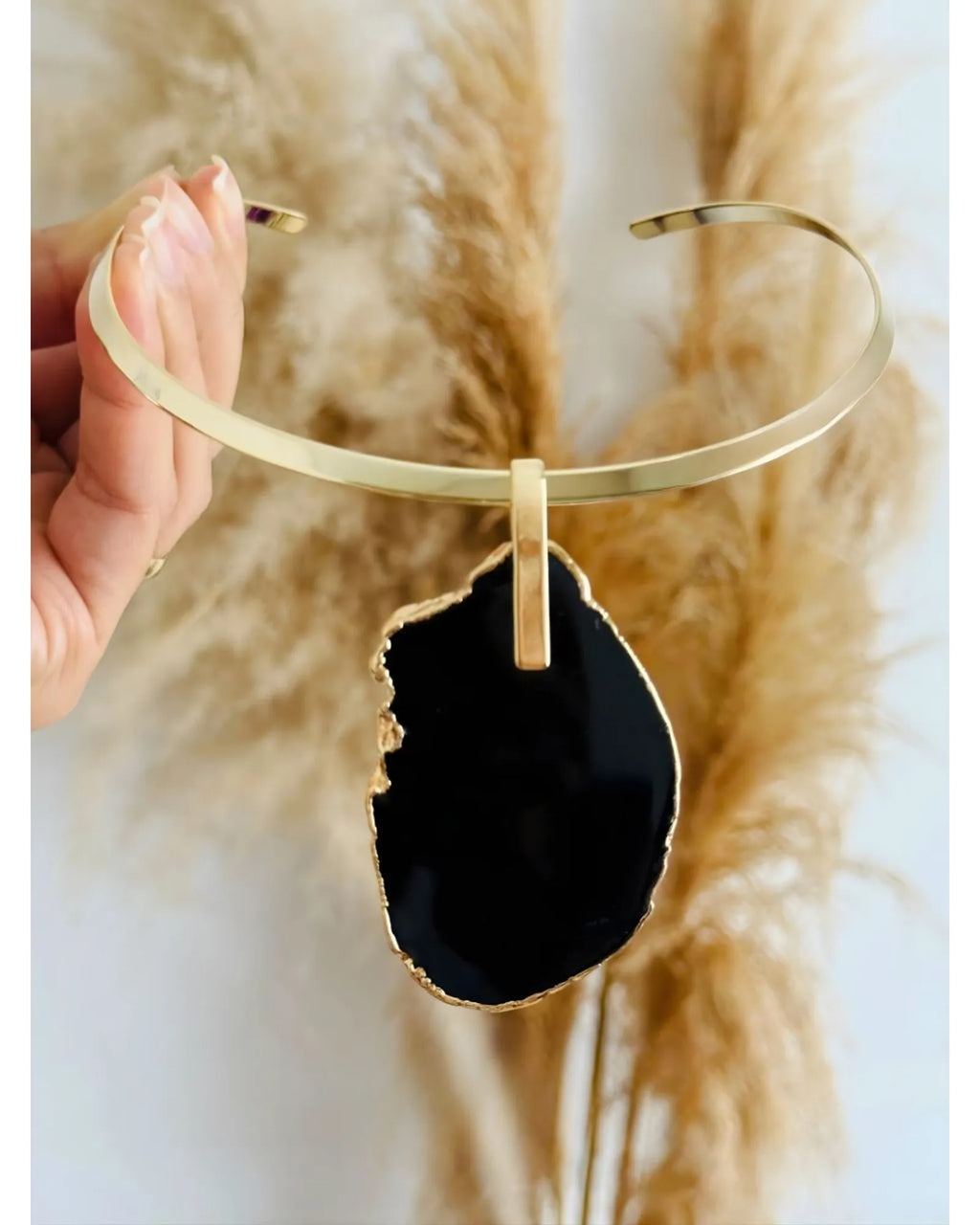 Colar Choker Aro Liso com Ágata Negra Detalhe Dourado Semijoia