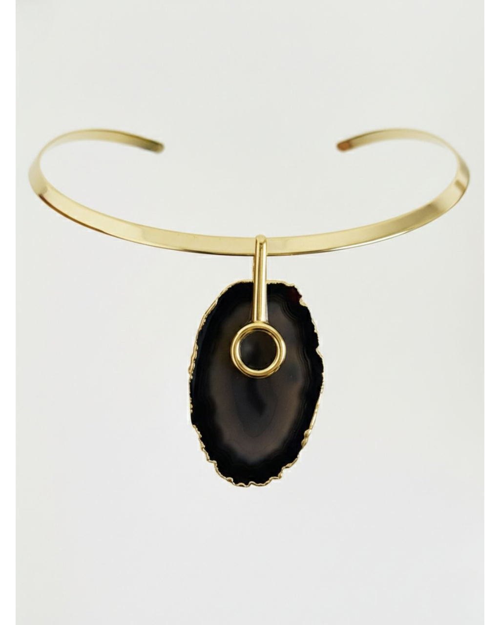 Colar Choker Aro Liso com Ágata Negra Detalhe Dourado Semijoia