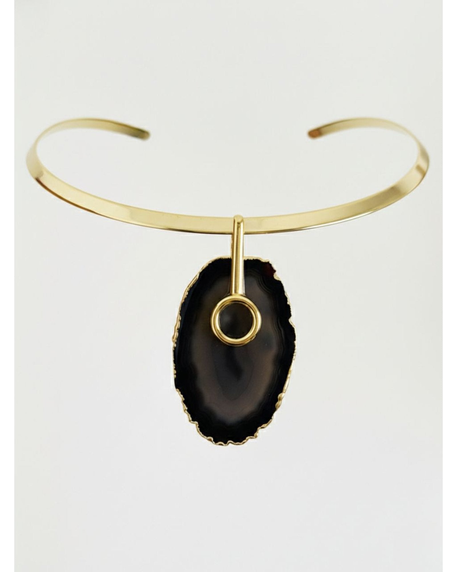 Colar Choker Aro Liso com Ágata Negra Detalhe Dourado Semijoia