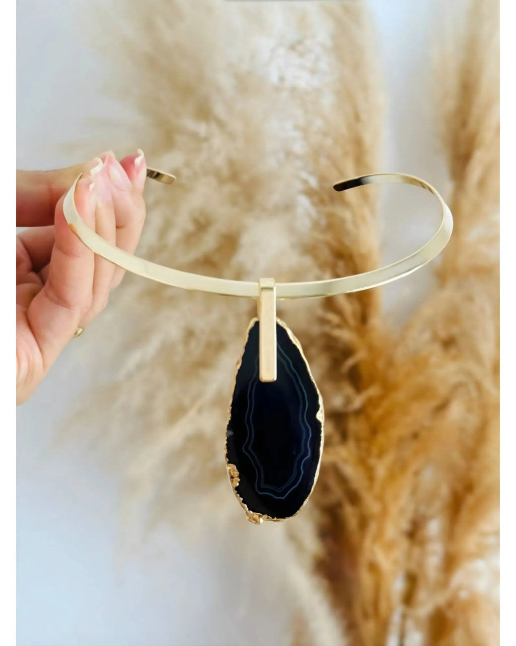 Colar Choker Aro Liso com Ágata Negra Detalhe Dourado Semijoia