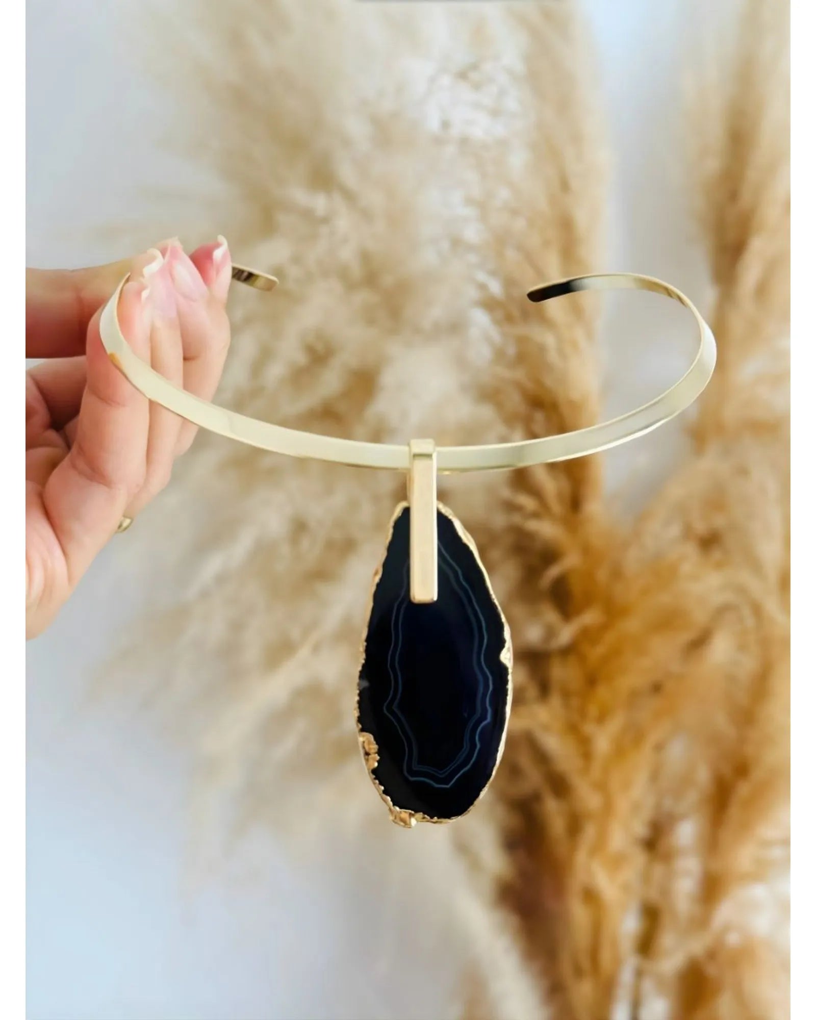 Colar Choker Aro Liso com Ágata Negra Detalhe Dourado Semijoia
