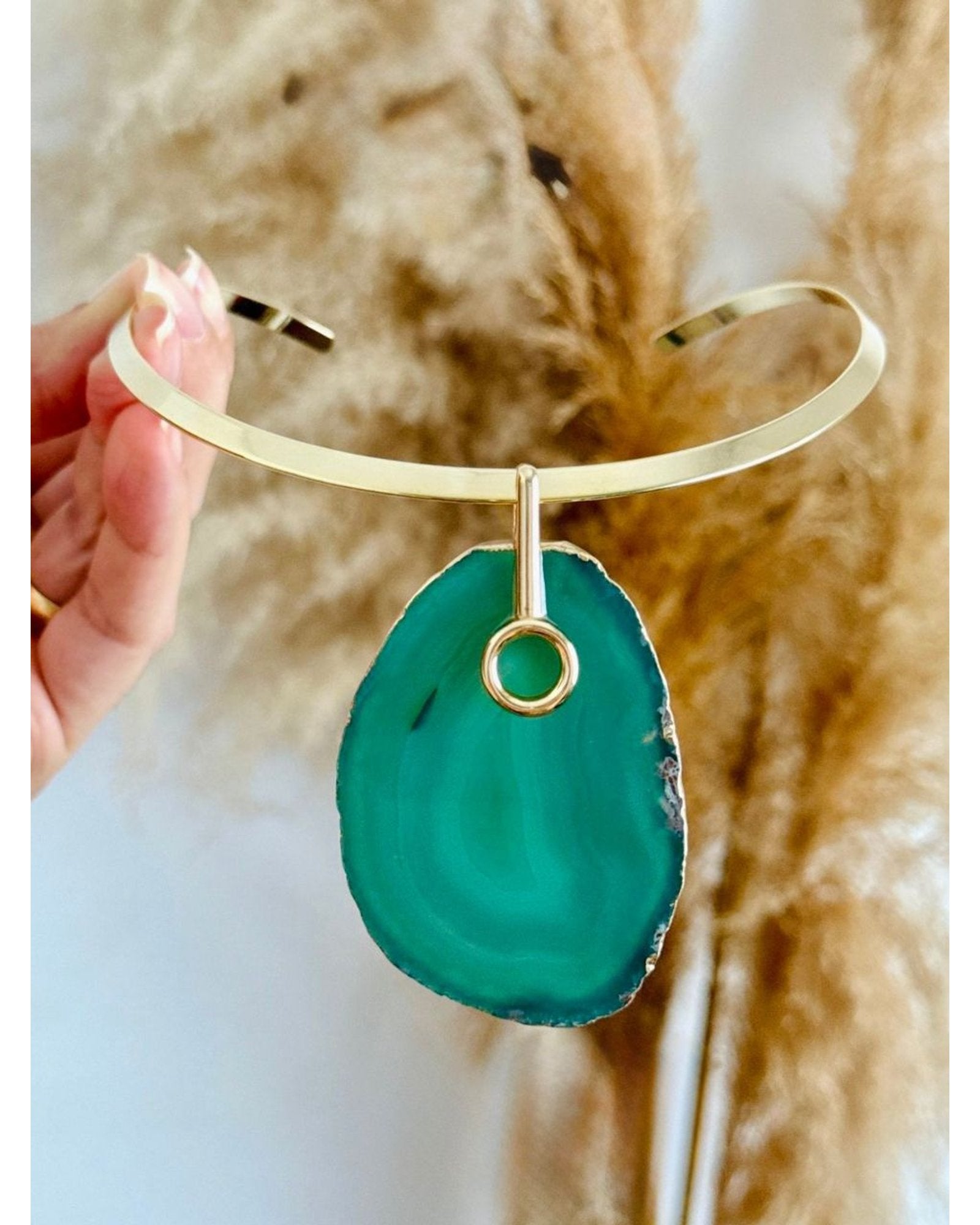 Colar Choker Aro Liso com Ágata Verde Detalhe Dourado Semijoia
