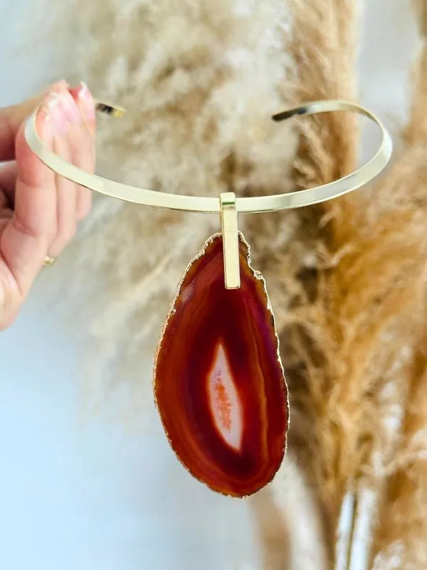 Colar Choker Aro Liso com Ágata Vermelha Detalhe Dourado Semijoia