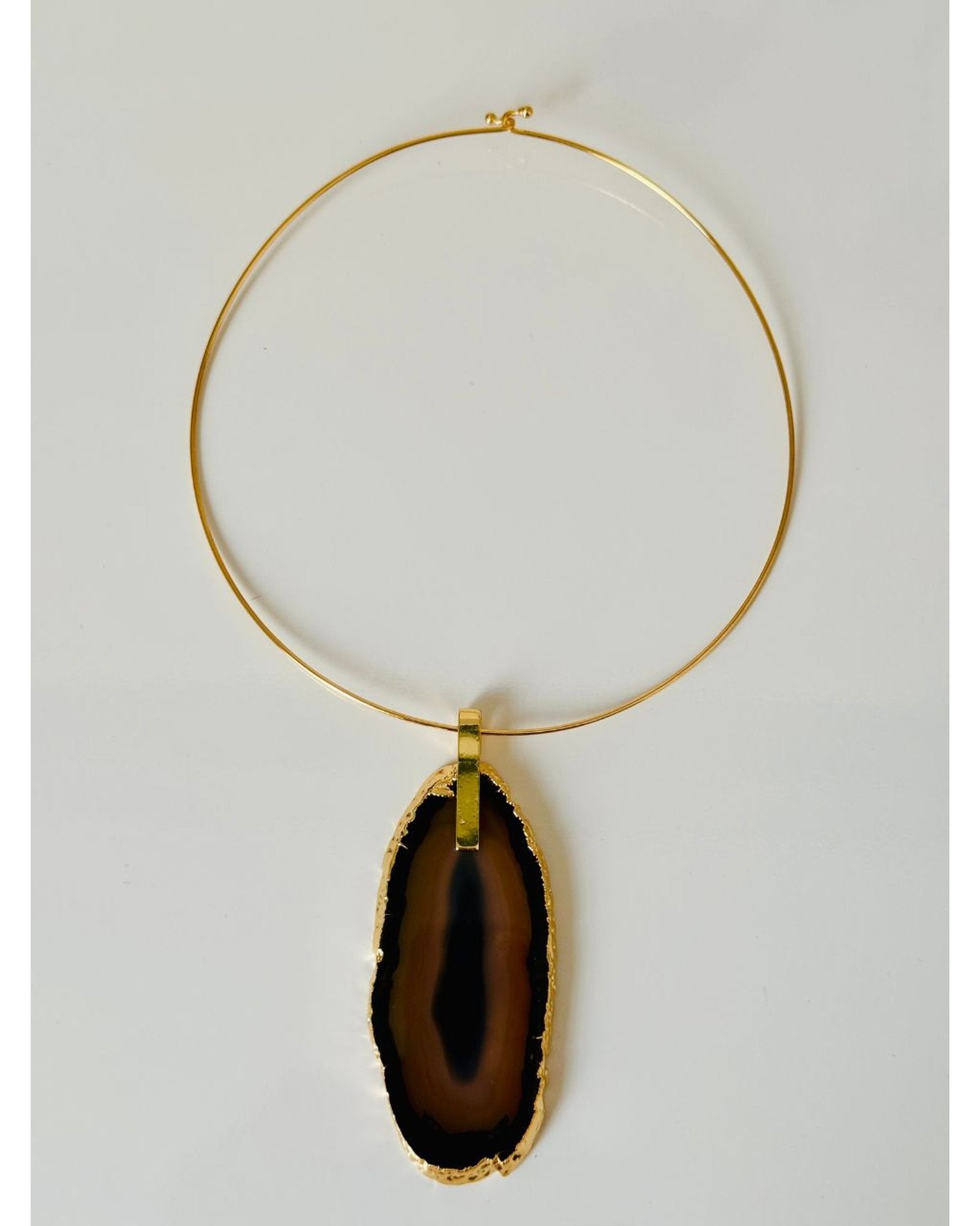 Colar Choker Aro fechado com Ágata Negra Detalhe Dourado Semijoia