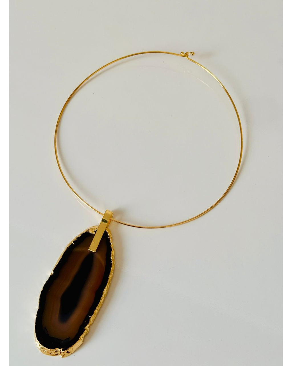 Colar Choker Aro fechado com Ágata Negra Detalhe Dourado Semijoia