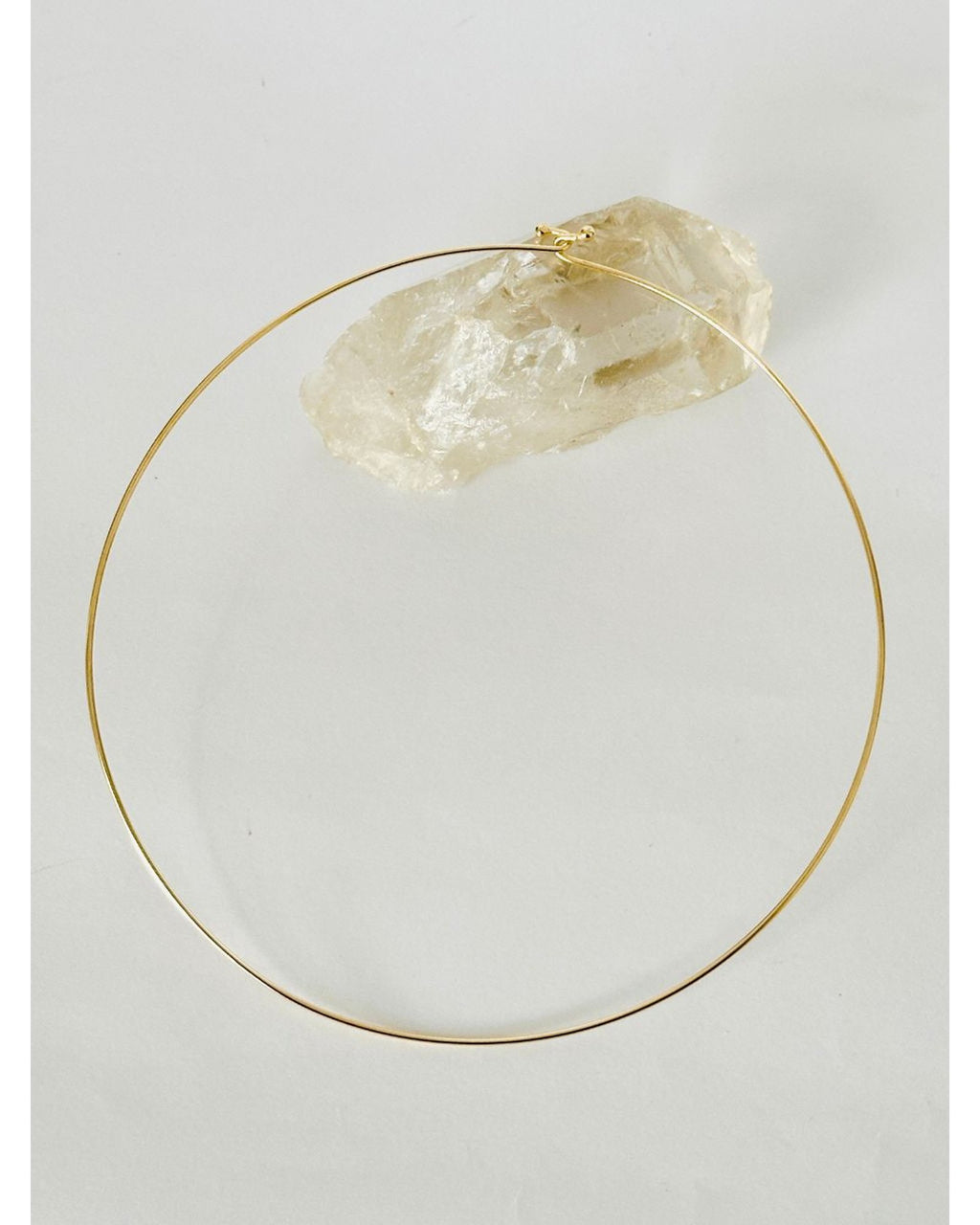 Colar Choker Aro fechado Ágata Negra Detalhe Dourado Semijoia