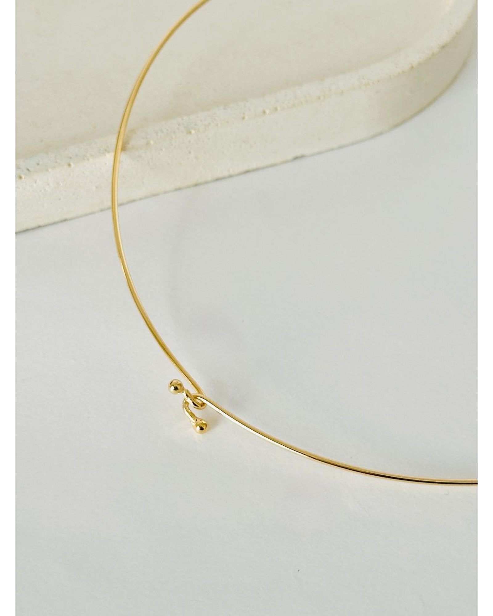 Colar Choker Aro fechado com Ágata Negra Detalhe Dourado Semijoia