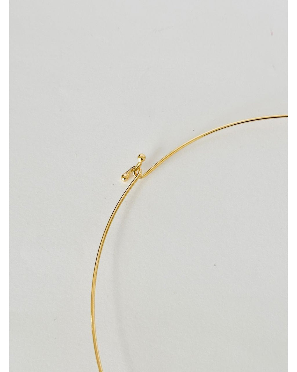 Colar Choker Aro fechado com Ágata Negra Detalhe Dourado Semijoia