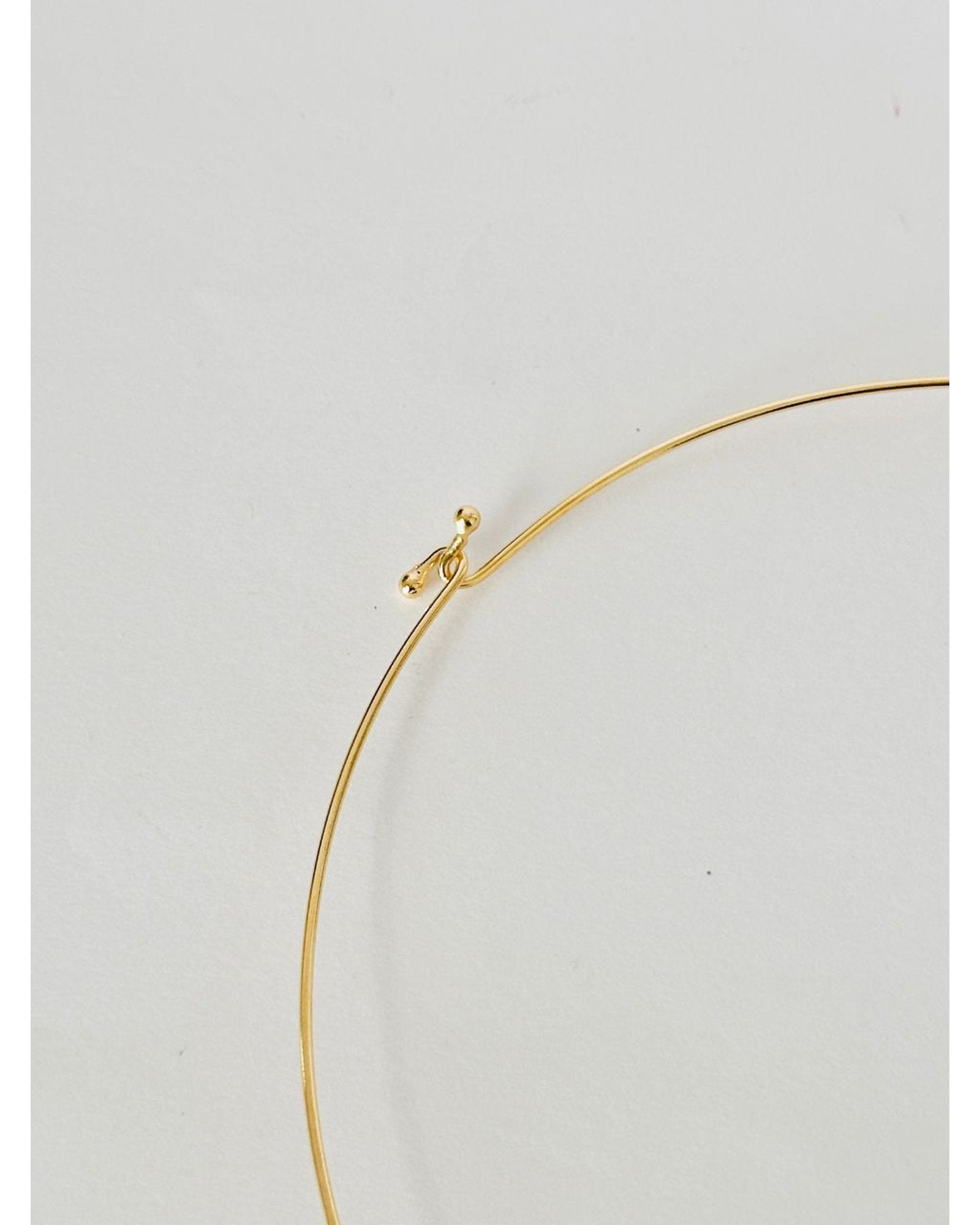 Colar Choker Aro fechado com Ágata Negra Detalhe Dourado Semijoia