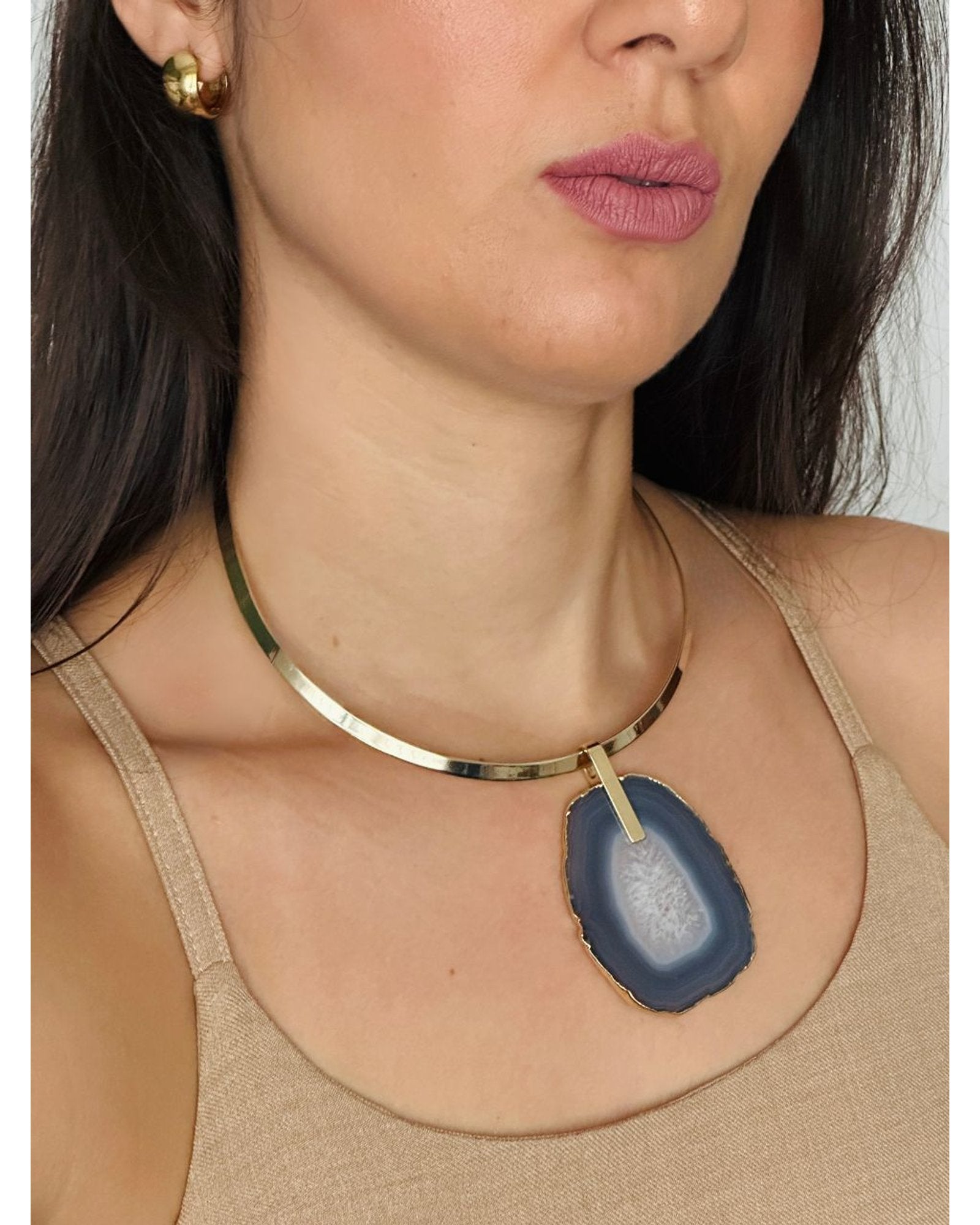 Colar Choker Aro Liso com Ágata Acinzentada Detalhe Dourado Semijoia