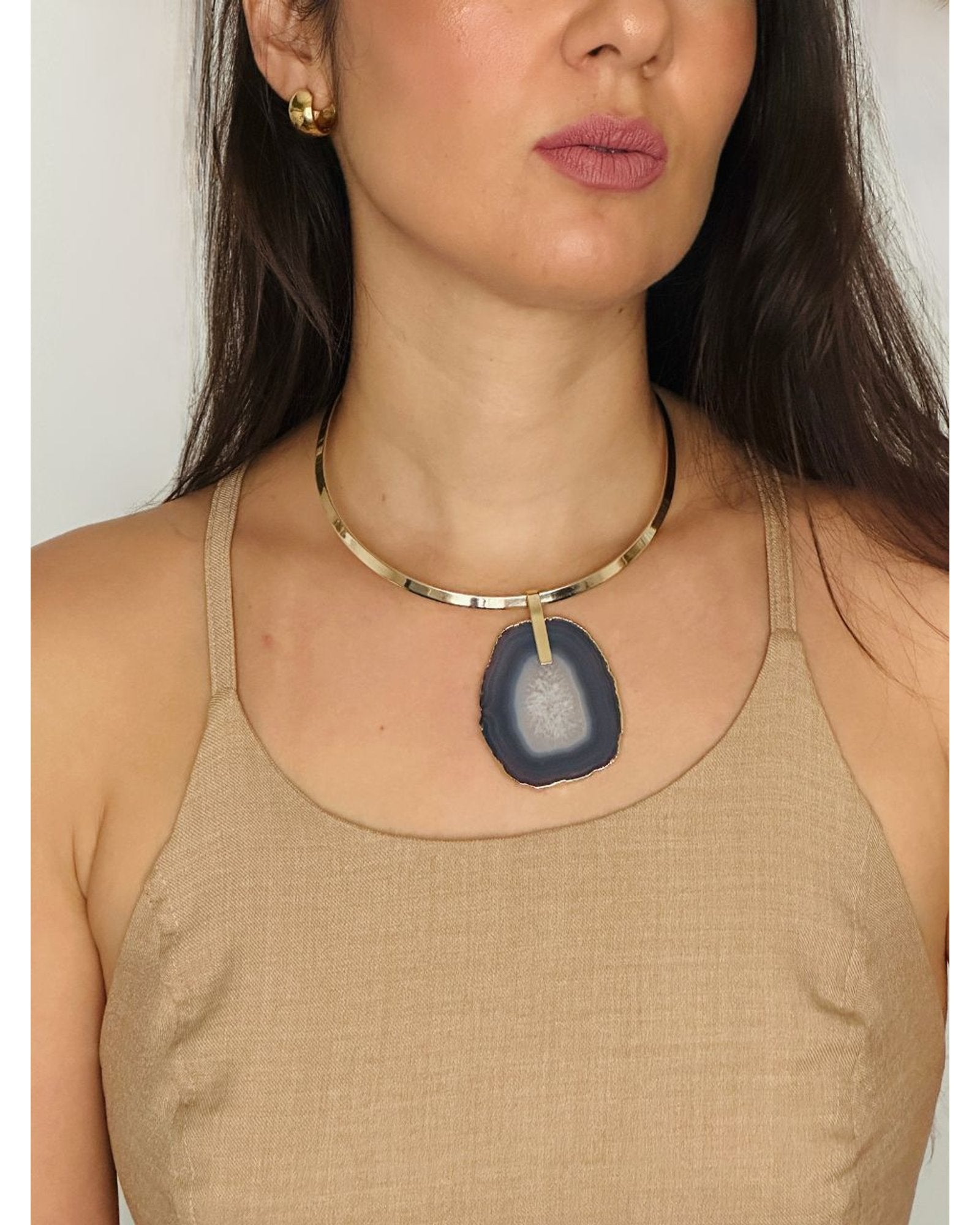 Colar Choker Aro Liso com Ágata Acinzentada Detalhe Dourado Semijoia