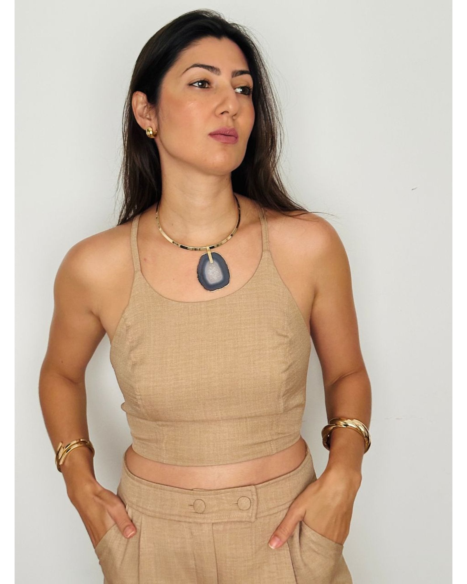 Colar Choker Aro Liso com Ágata Acinzentada Detalhe Dourado Semijoia