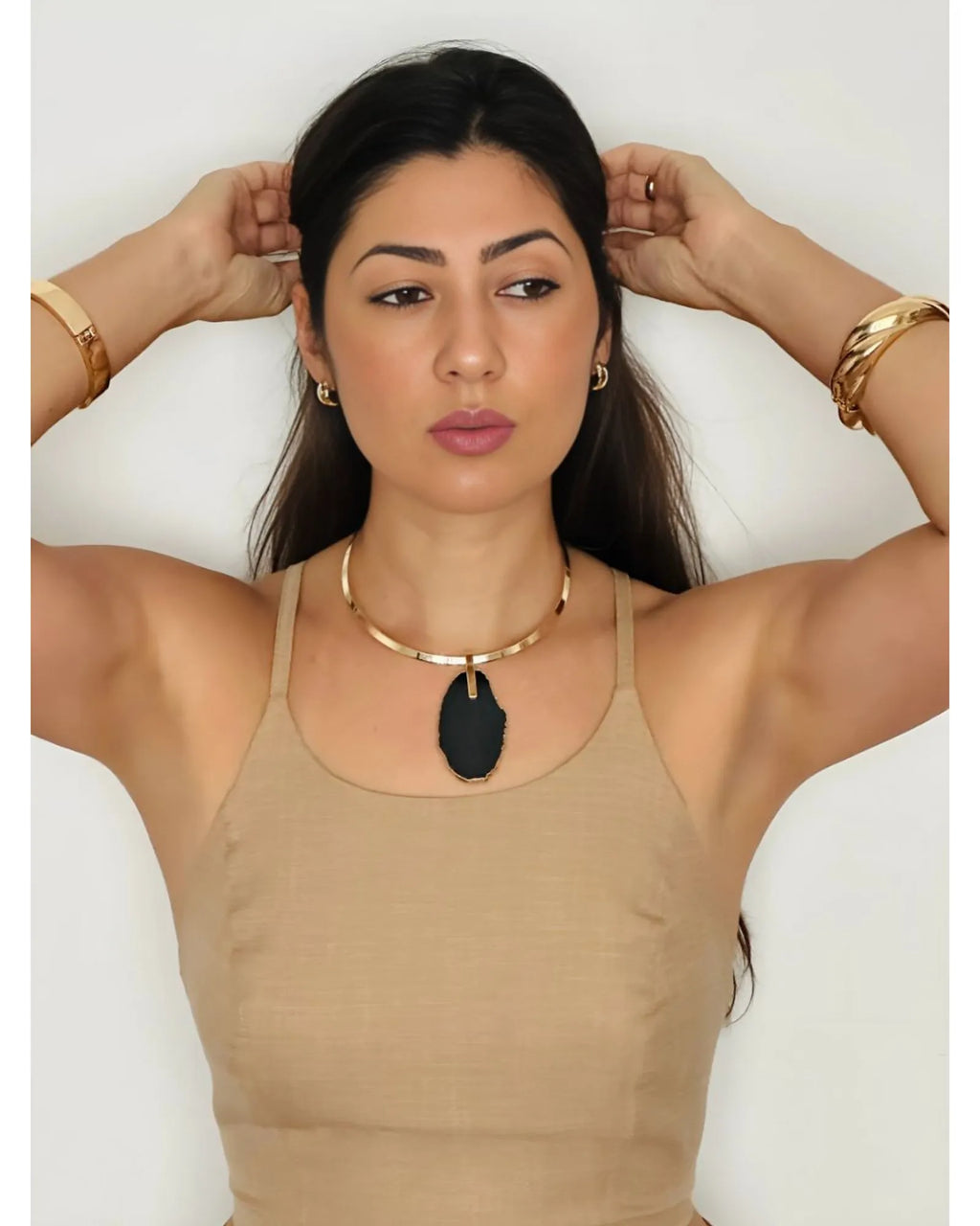 Colar Choker Aro Liso com Ágata Negra Detalhe Dourado Semijoia