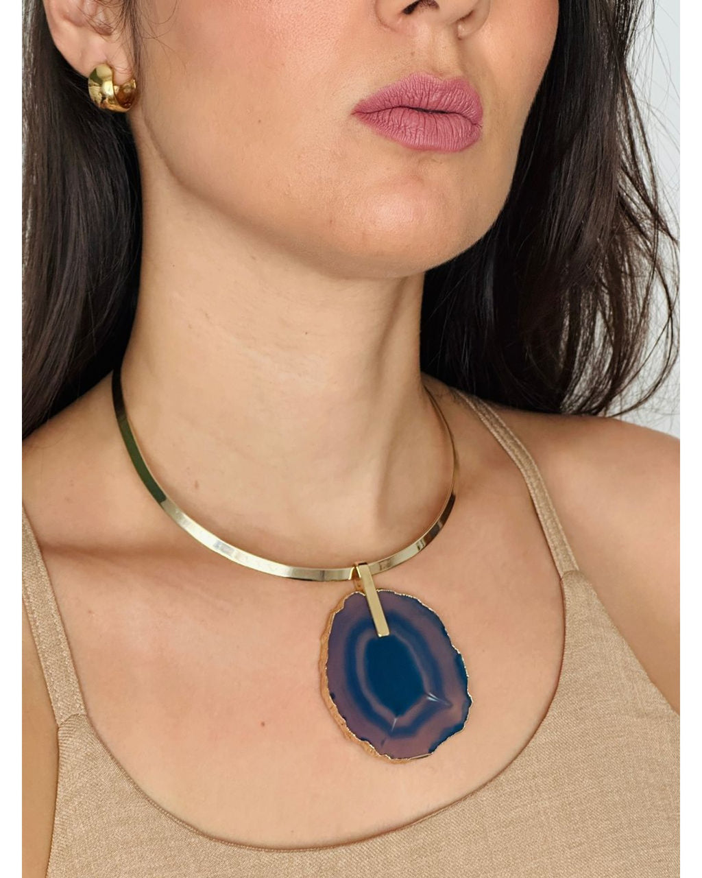 Colar Choker Aro Liso com Ágata Azul Detalhe Dourado Semijoia