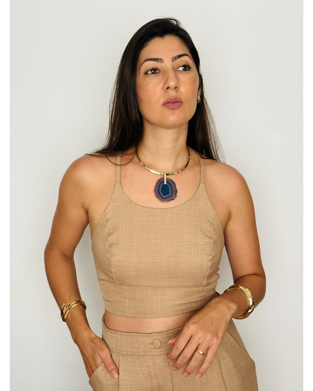 Colar Choker Aro Liso com Ágata Azul Detalhe Dourado Semijoia