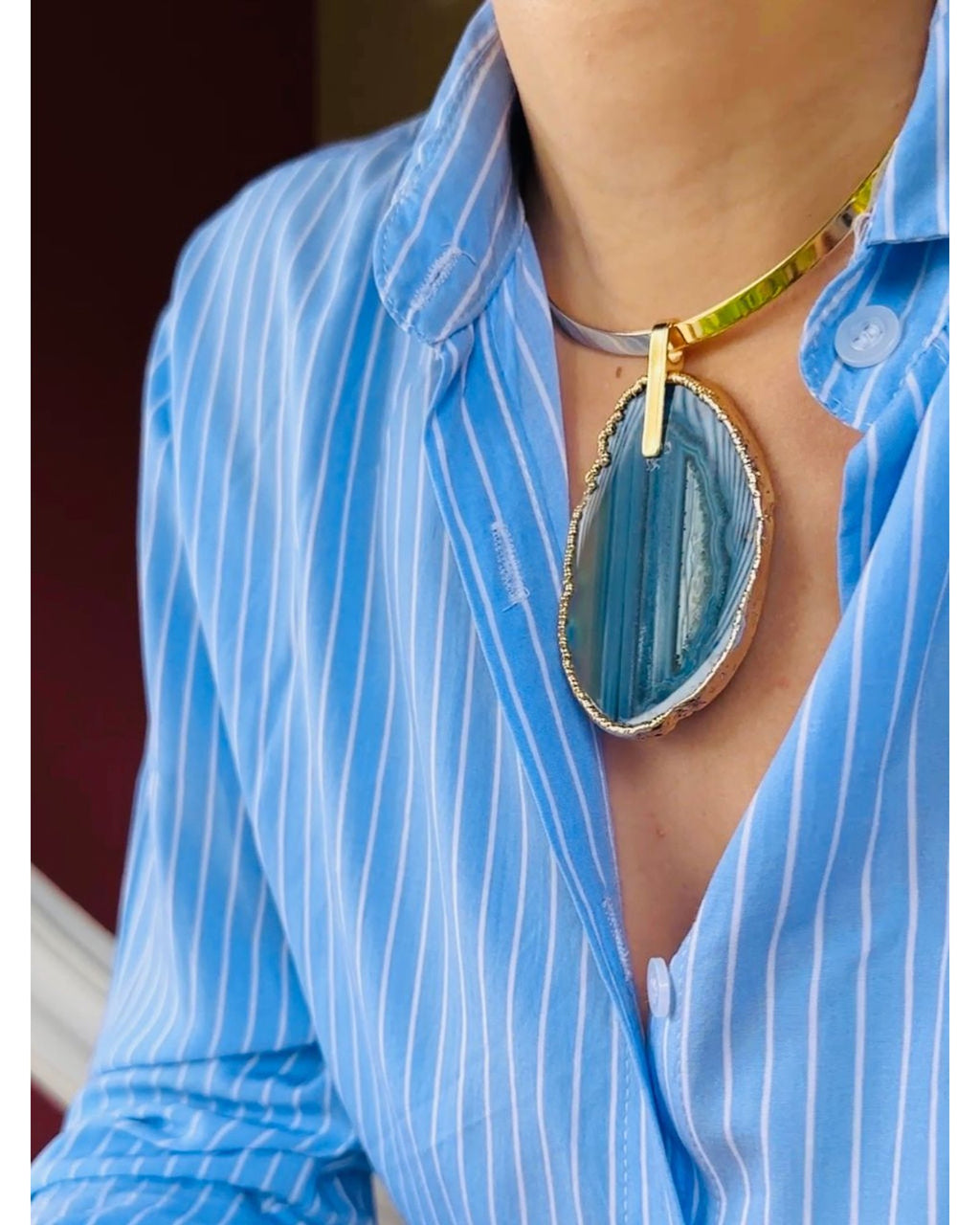 Colar Choker Aro Liso com Ágata Azul Detalhe Dourado Semijoia