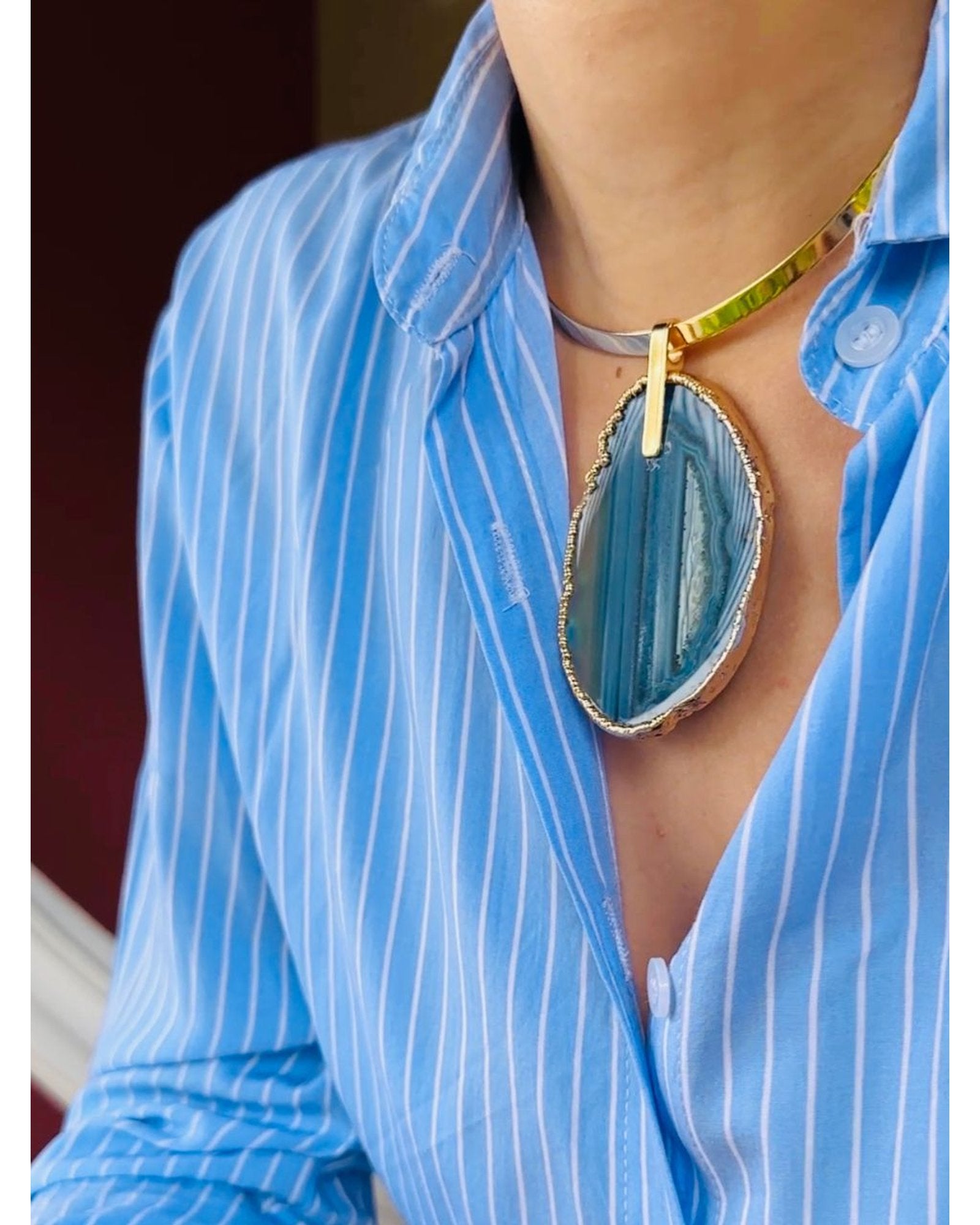 Colar Choker Aro Liso com Ágata Azul Detalhe Dourado Semijoia