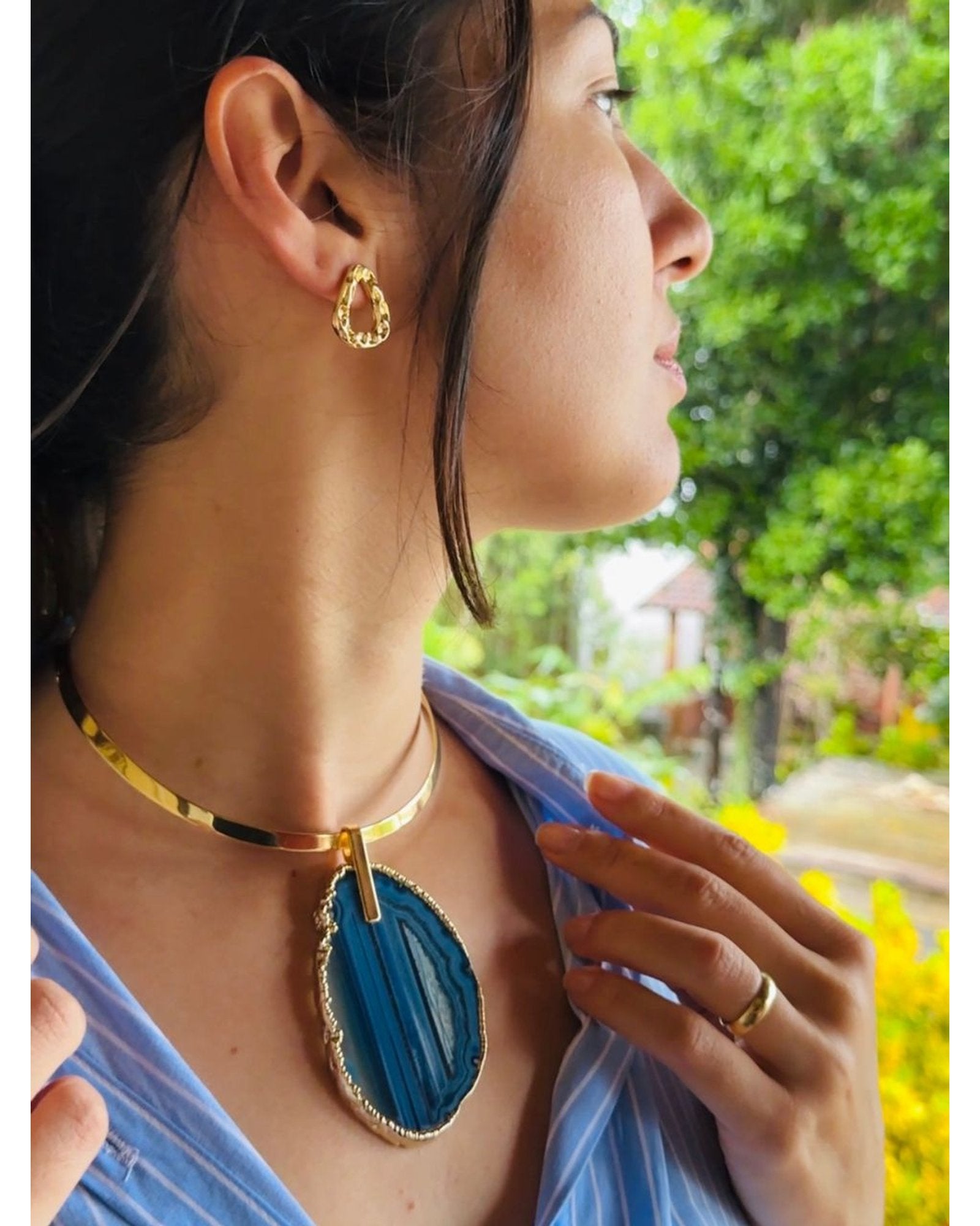 Colar Choker Aro Liso com Ágata Azul Detalhe Dourado Semijoia