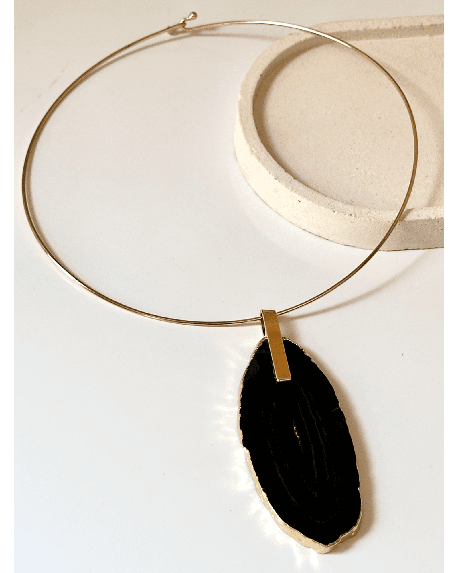 Colar Choker Aro fechado com Ágata Negra Detalhe Dourado Semijoia
