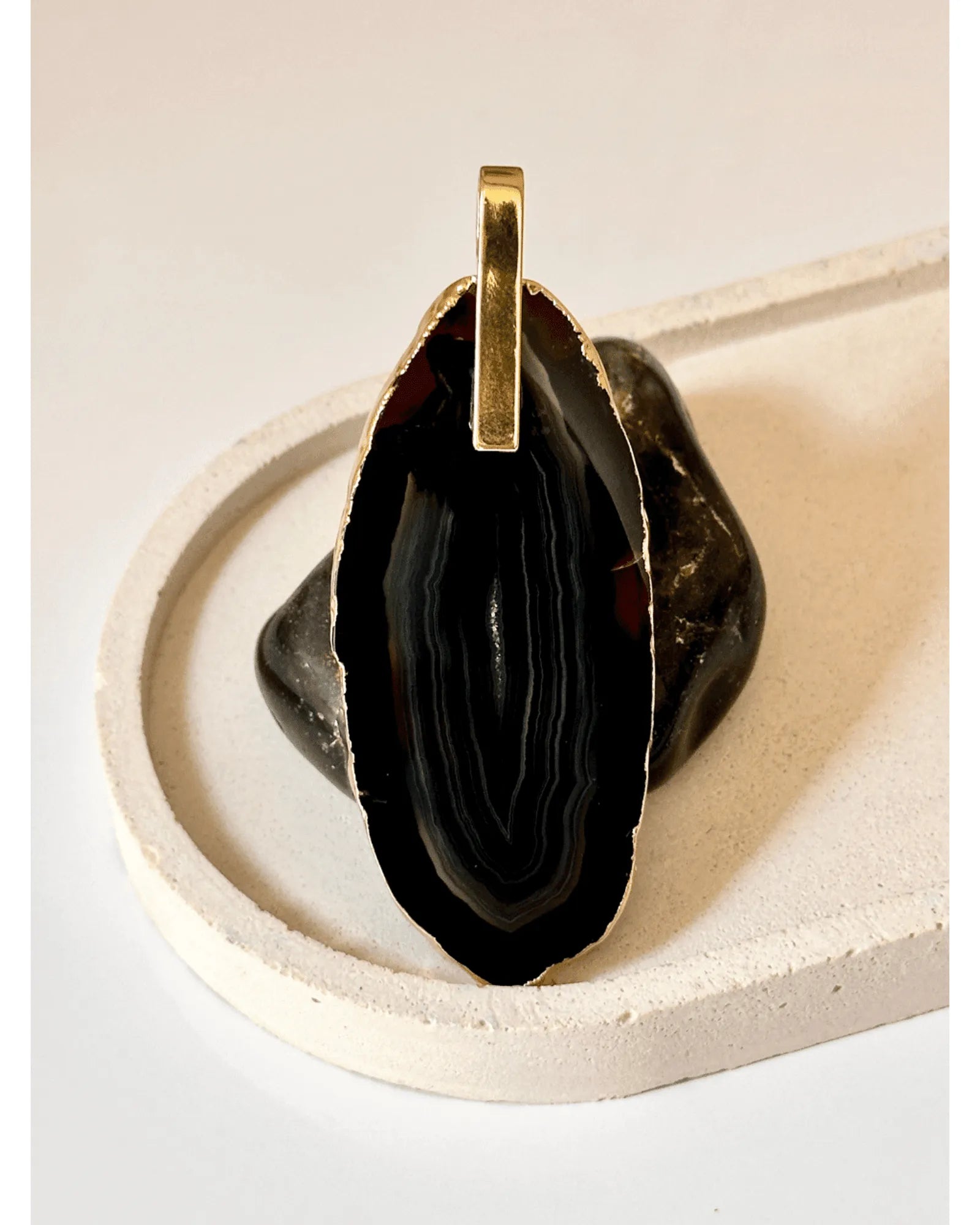Pingente Ágata Negra com detalhe dourado Ouro 18k