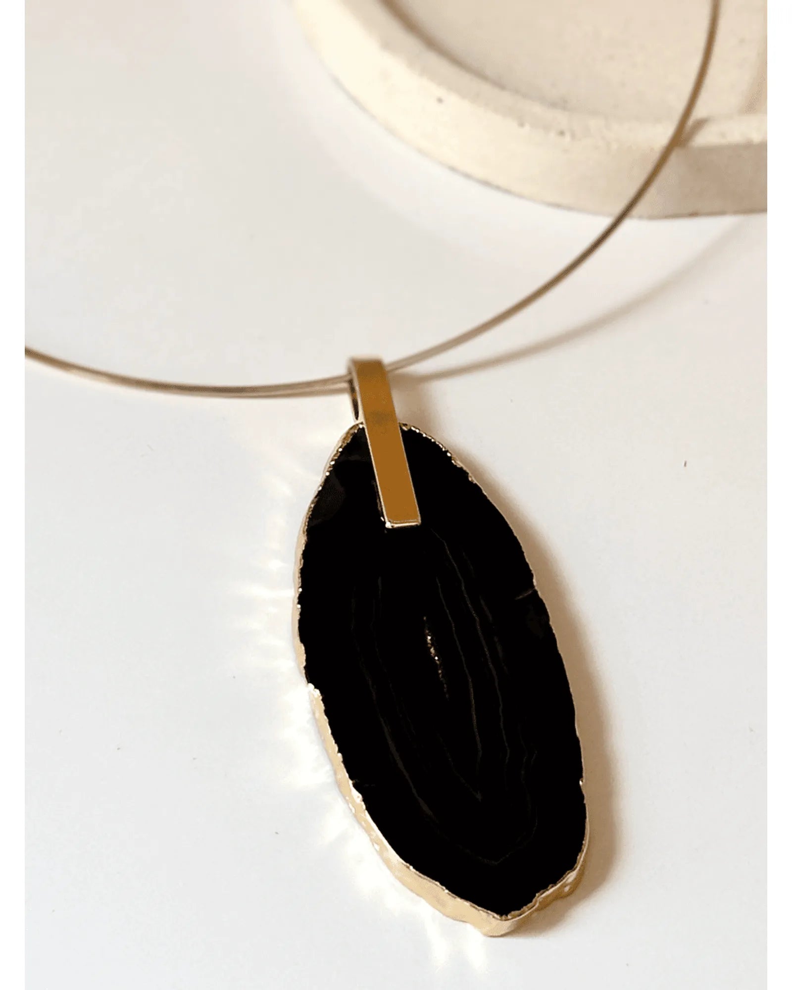 Pingente Ágata Negra com detalhe dourado Ouro 18k