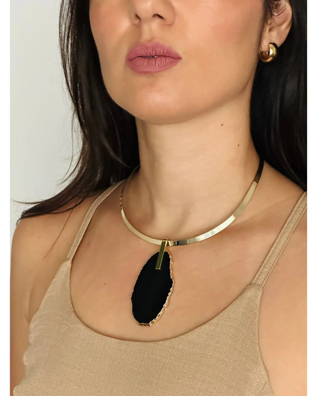 Colar Choker Aro Liso com Ágata Negra Detalhe Dourado Semijoia