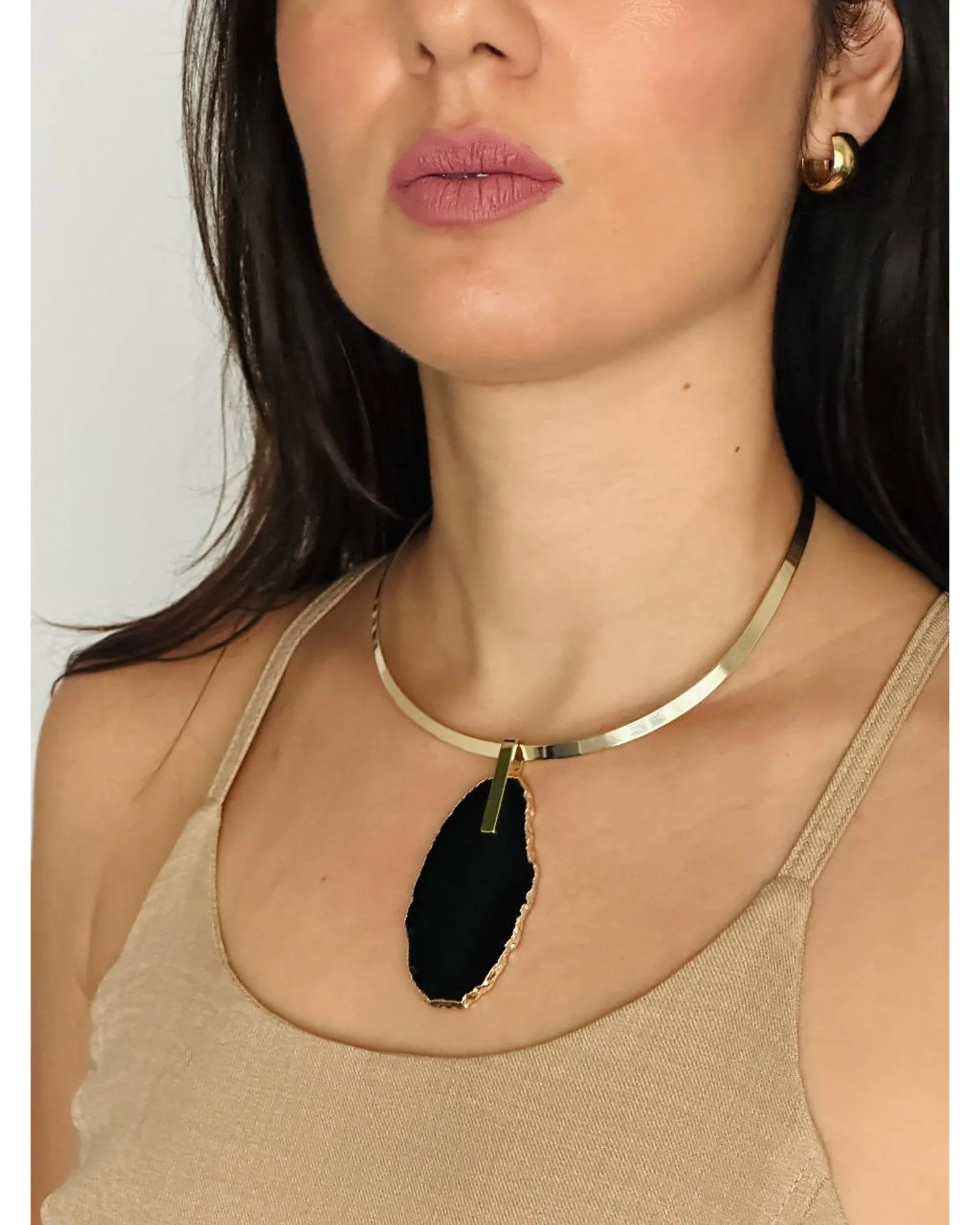 Colar Choker Aro Liso com Ágata Negra Detalhe Dourado Semijoia