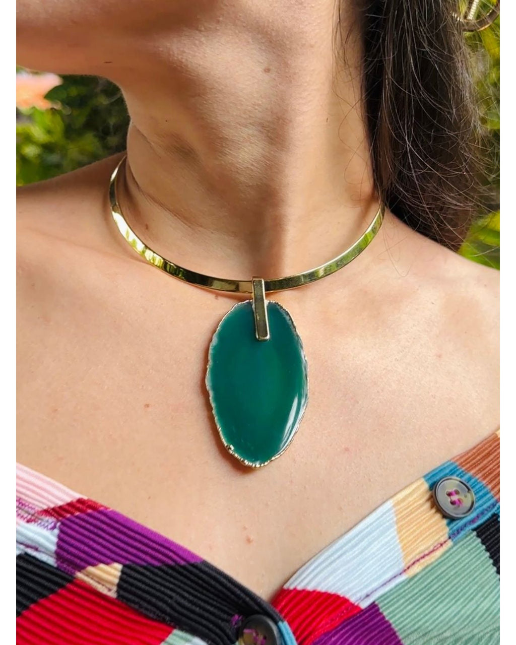 Colar Choker Aro Liso com Ágata Verde Detalhe Dourado Semijoia