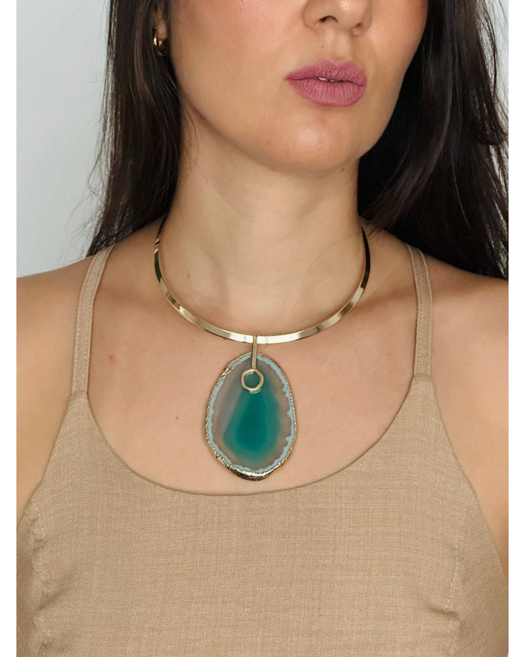Colar Choker Aro Liso com Ágata Verde Detalhe Dourado Semijoia
