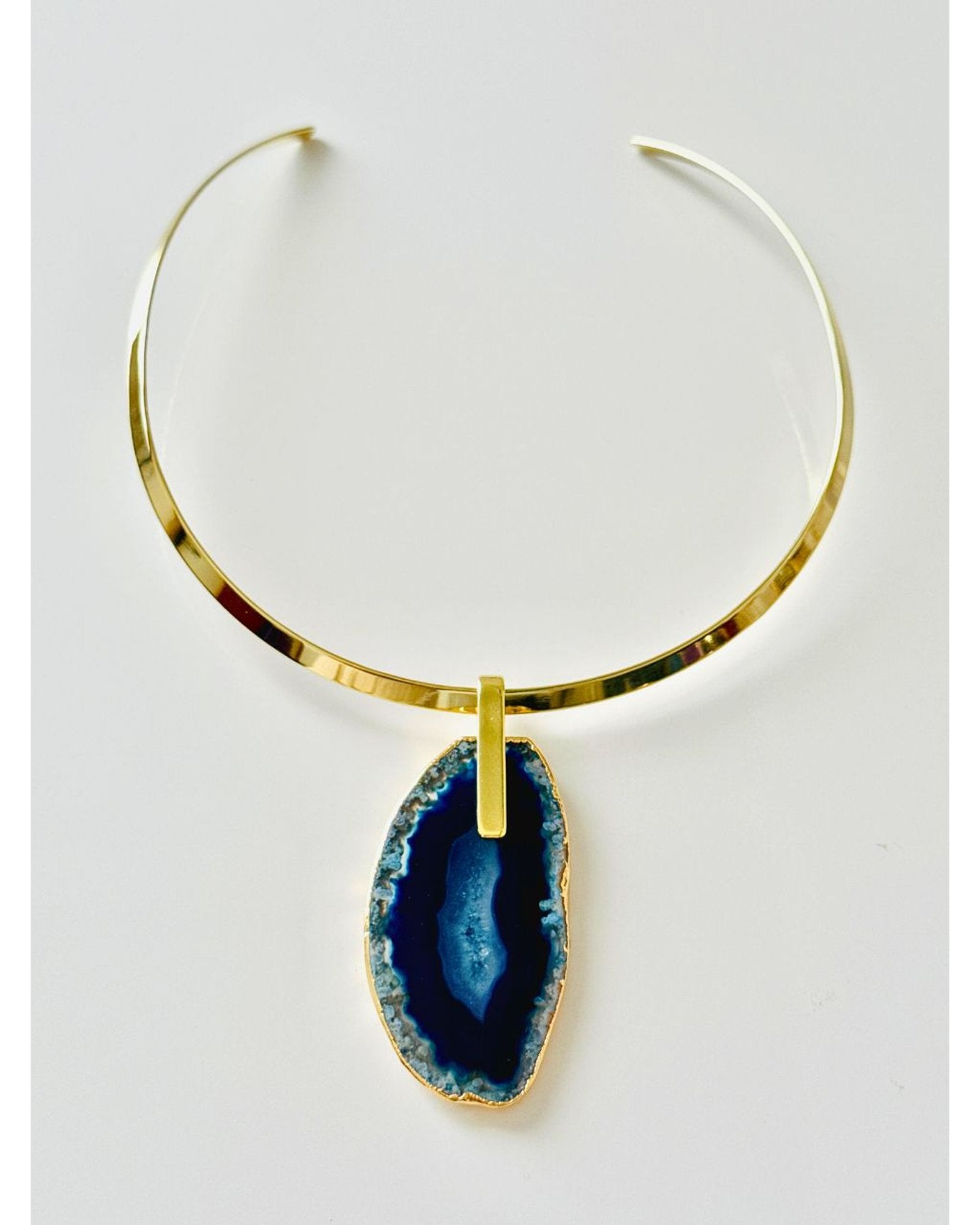 Colar Choker Aro Liso com Ágata Azul Detalhe Dourado Semijoia