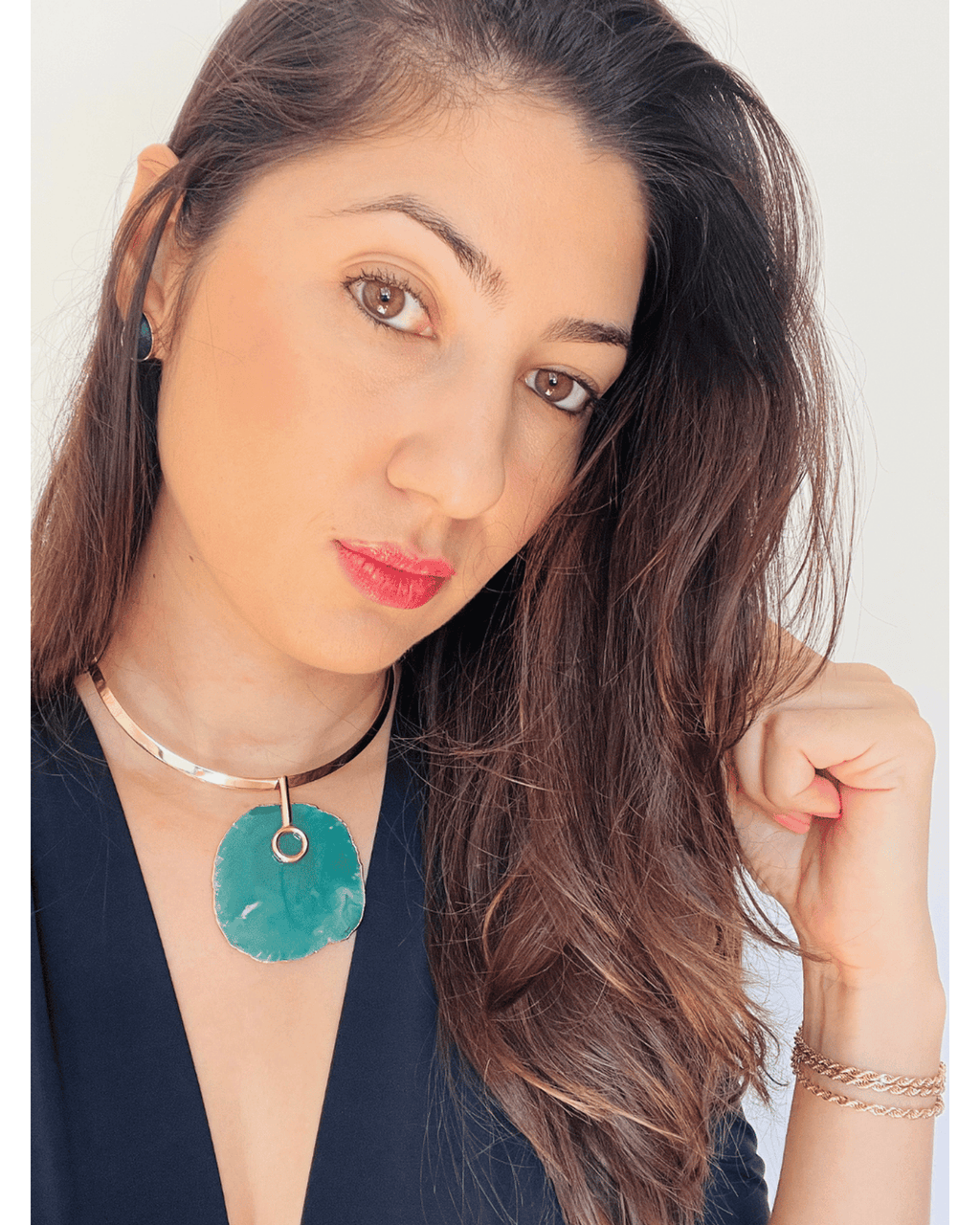 Colar Choker Aro Liso com Ágata Verde Detalhe Dourado Semijoia