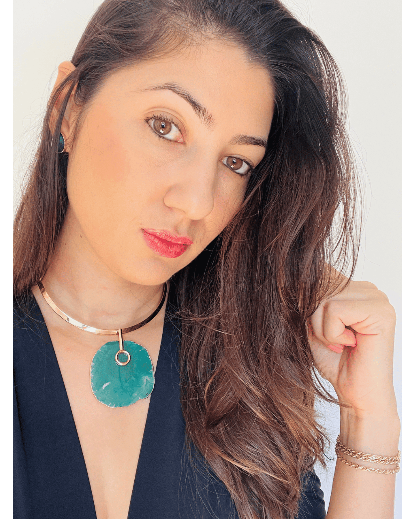 Colar Choker Aro Liso com Ágata Verde Detalhe Dourado Semijoia
