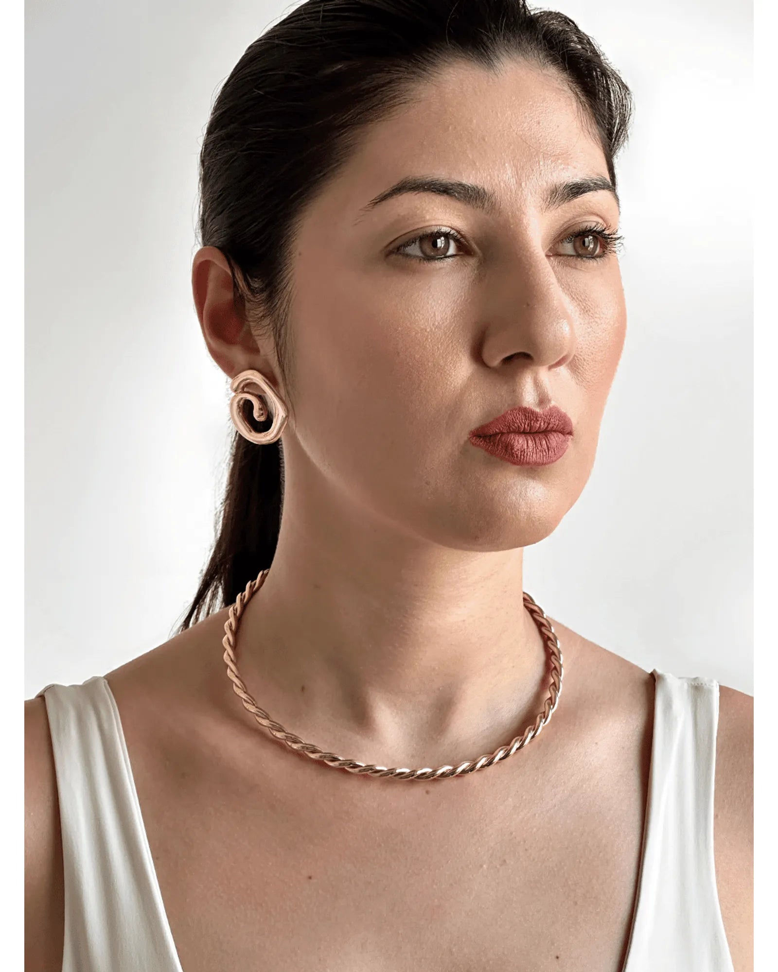 Colar Choker Aro Torcido Ouro Semijoia