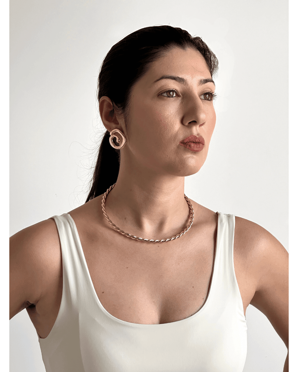 Colar Choker Aro Torcido Ouro Semijoia