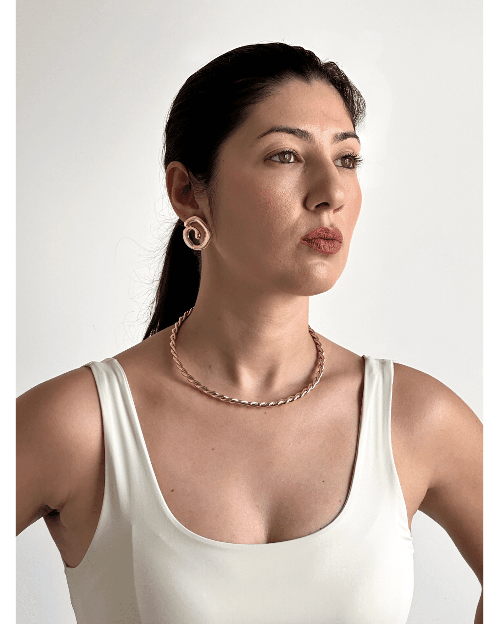 Colar Choker Aro Torcido Ouro Semijoia