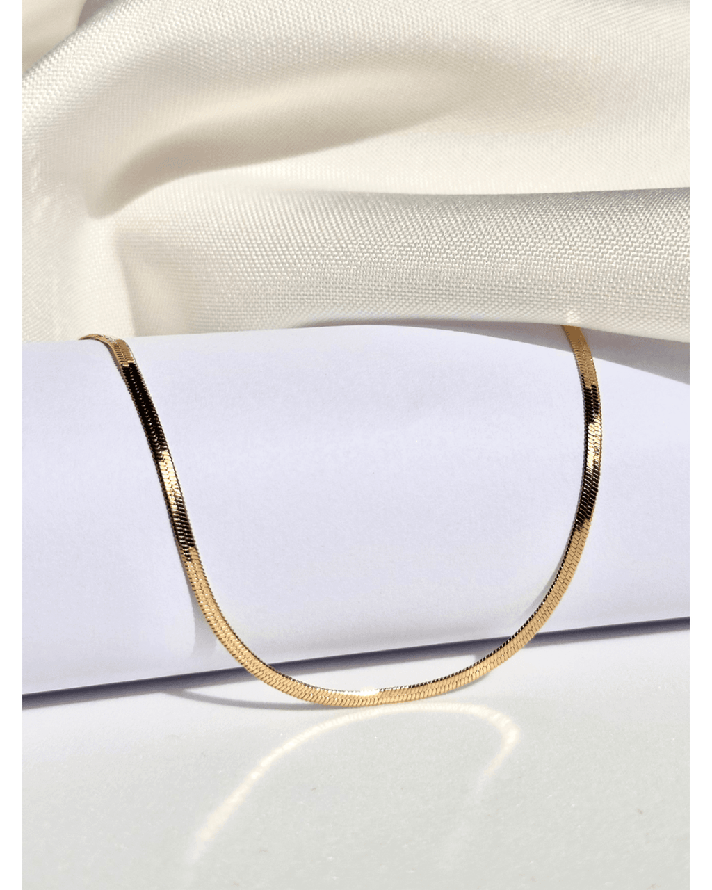 Pulseira delicada Fita laminada 2mm folheada em ouro 18k