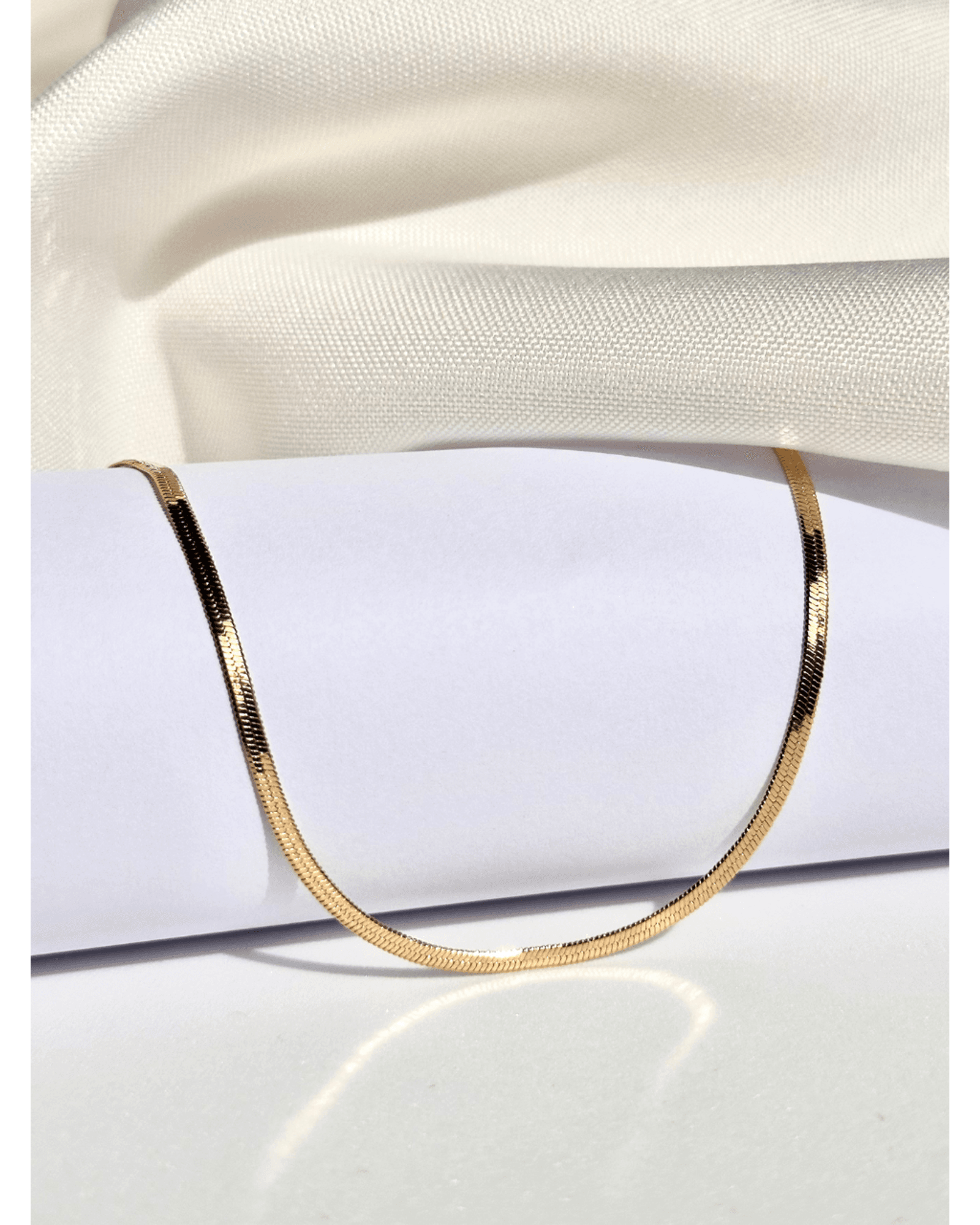 Pulseira delicada Fita laminada 2mm folheada em ouro 18k