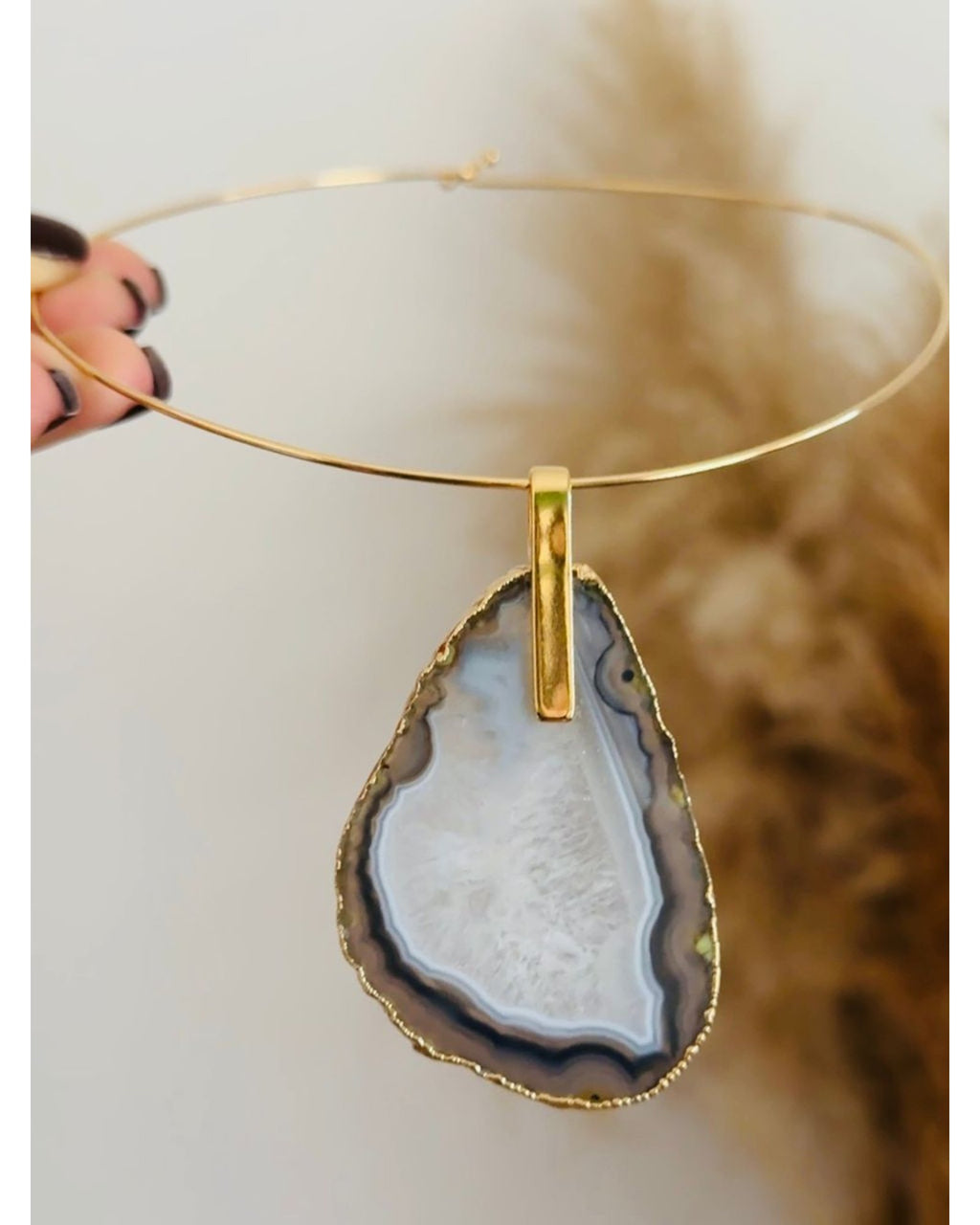 Colar Choker Aro fechado com Ágata Negra Detalhe Dourado Semijoia