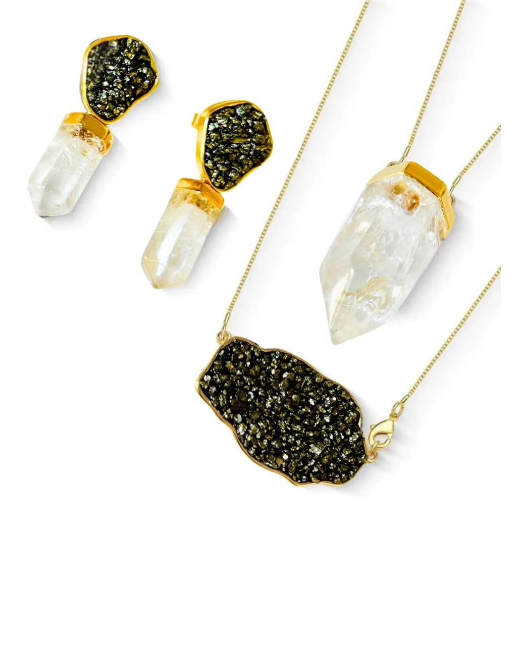 Conjunto Brinco e Colar Escapulário Ponta de Cristal com Pirita Ouro Semijoia