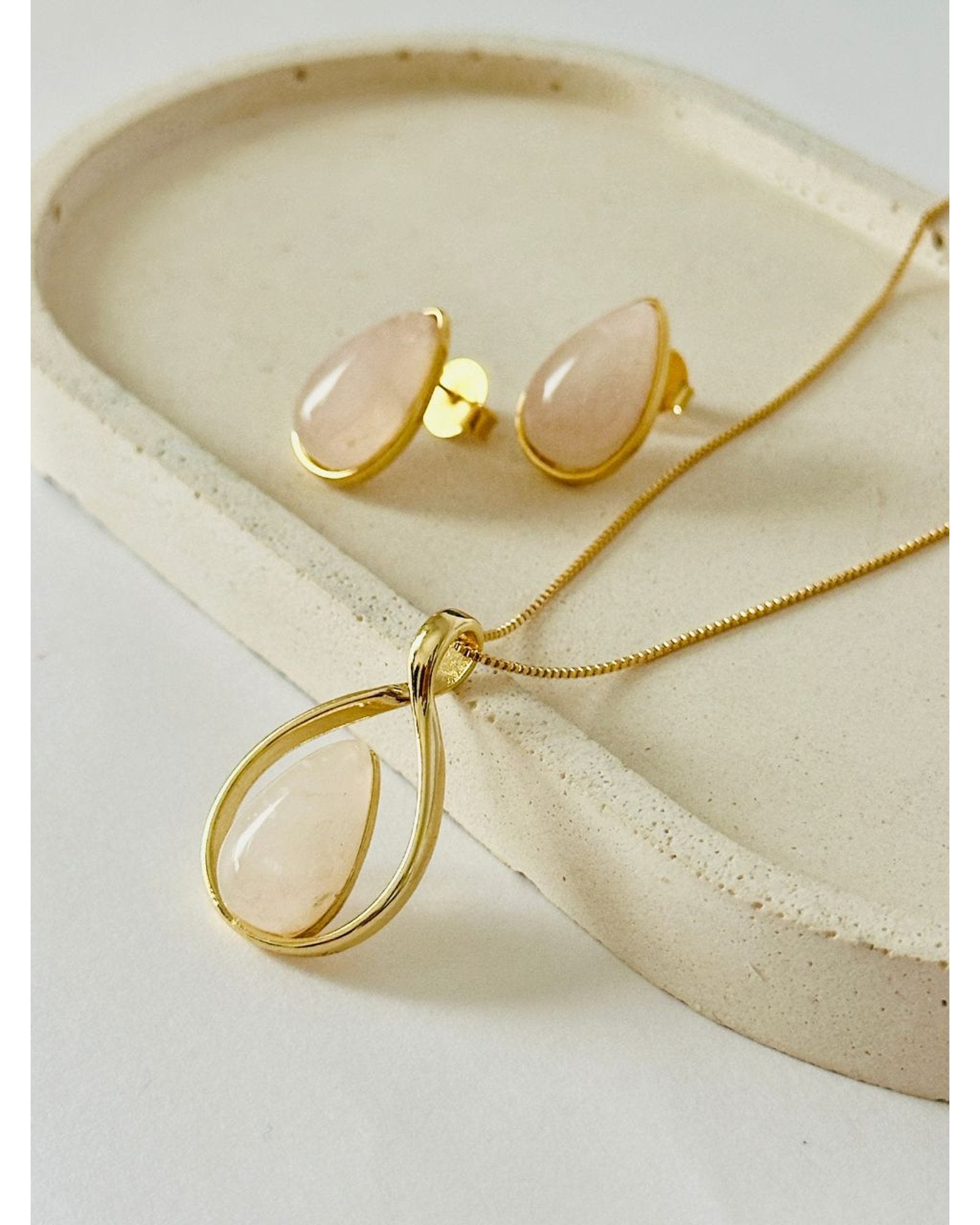 Conjunto colar e brinco Gota vazado Quartzo Rosa Semijoia
